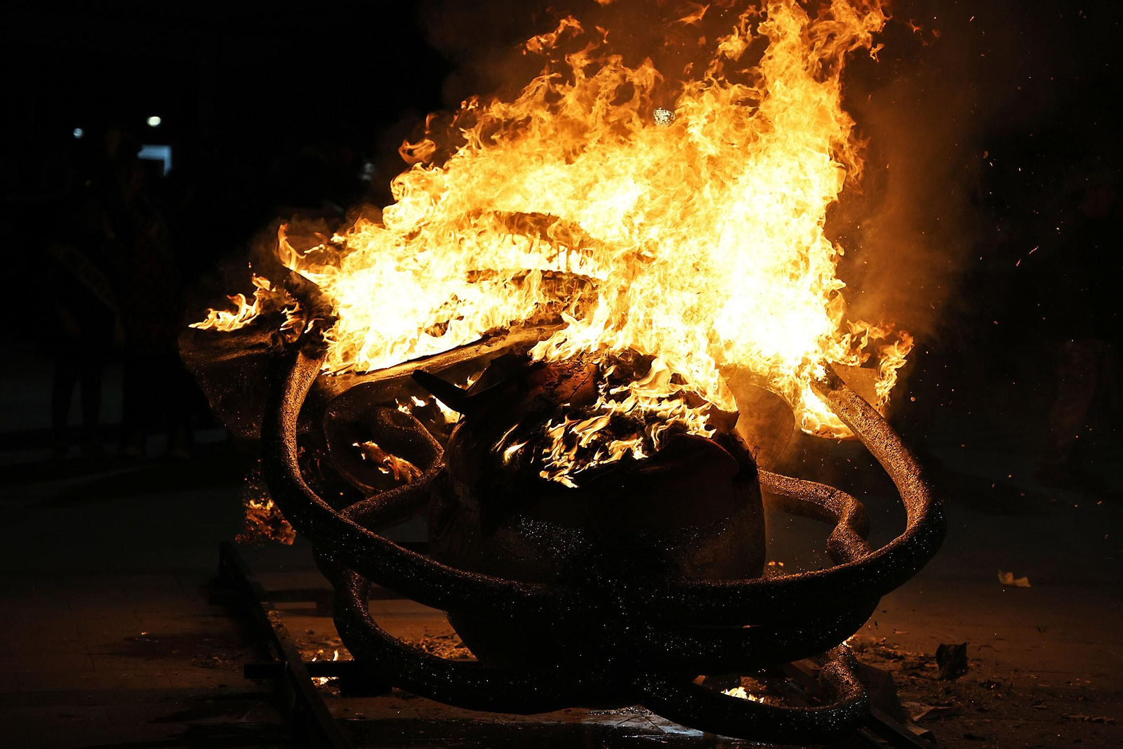 Imágenes del entierro del choco por las calles de Huelva