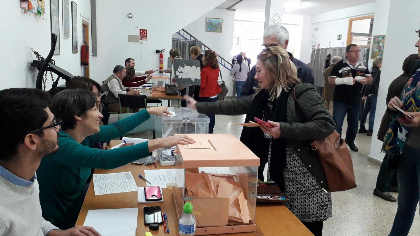 Jerezanos votan en el colegio Sagrada Familia, en Las Torres.