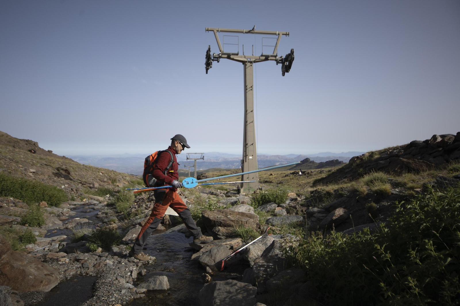 Fotos: así ha sido la jornada de limpieza en las pistas de esquí de Sierra Nevada