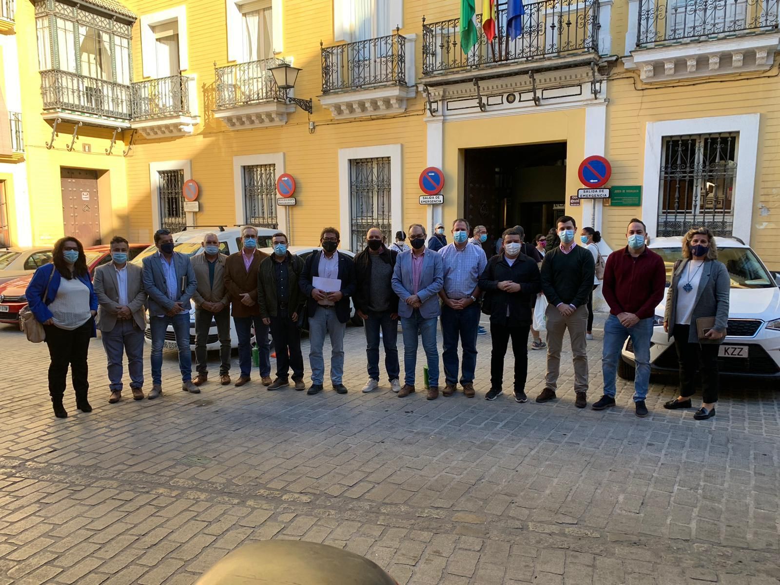 Alcaldes de la comarca de Sierra Morena de Sevilla, este jueves ante la delegación territorial de Fomento.