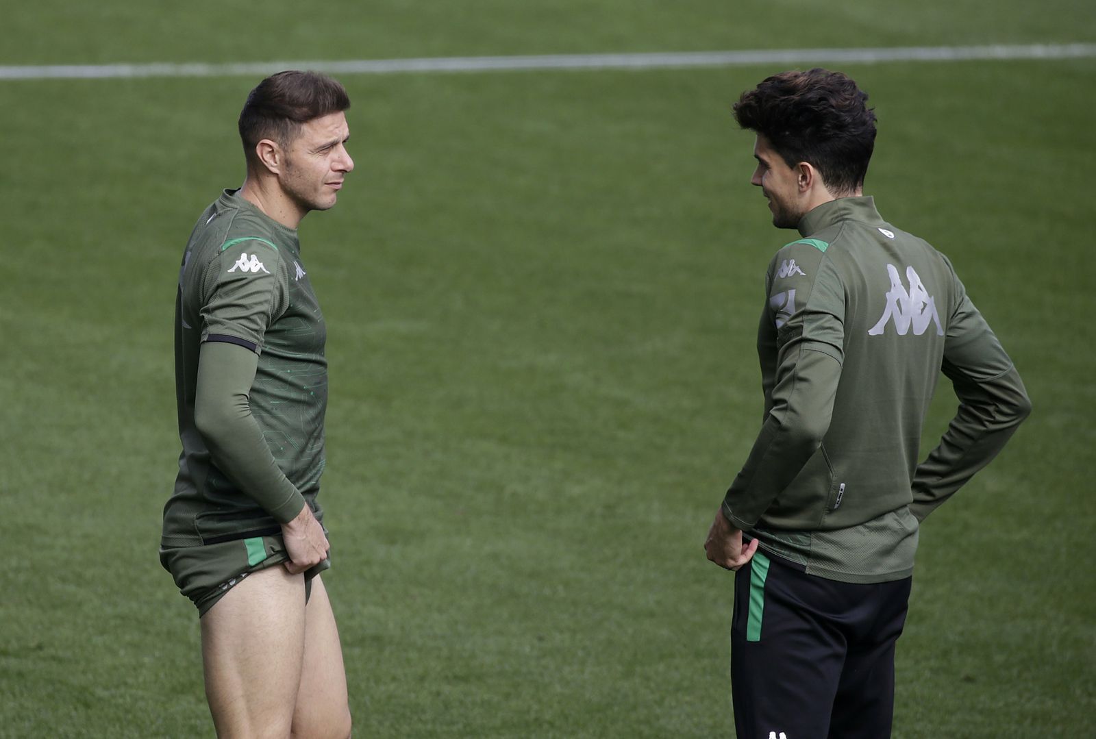 Joaquín dialoga con Bartra en un entrenamiento.