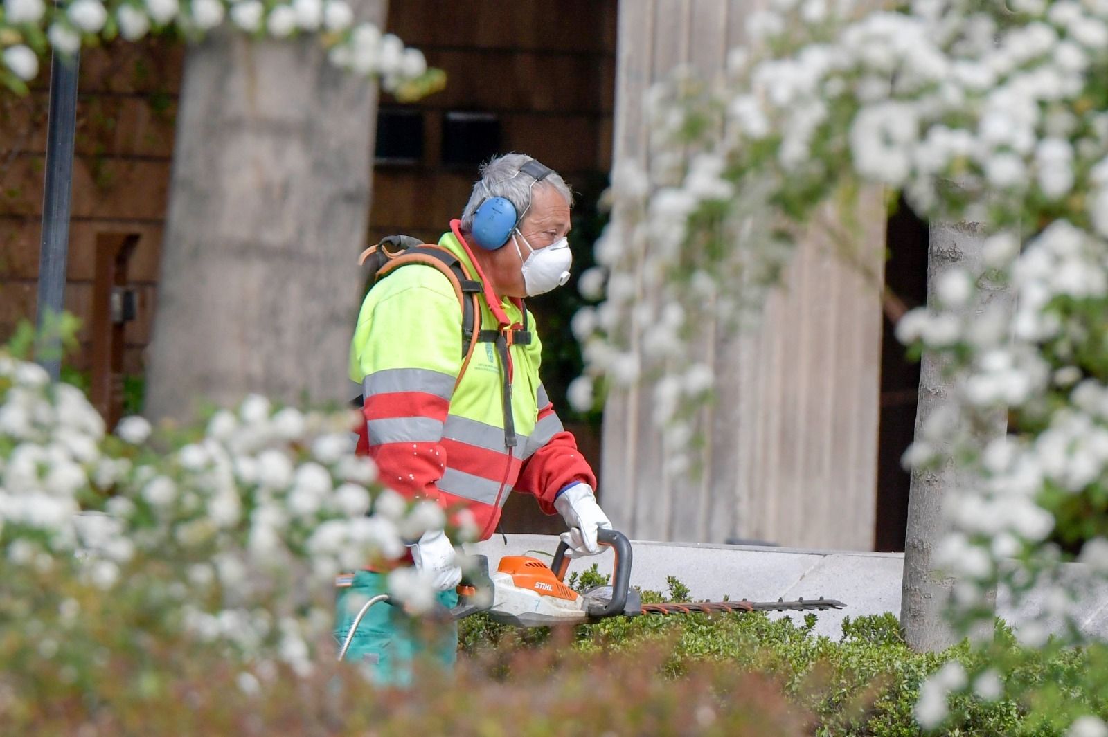 Limpieza en autobuses y poco tráfico en Granada por el coronavirus
