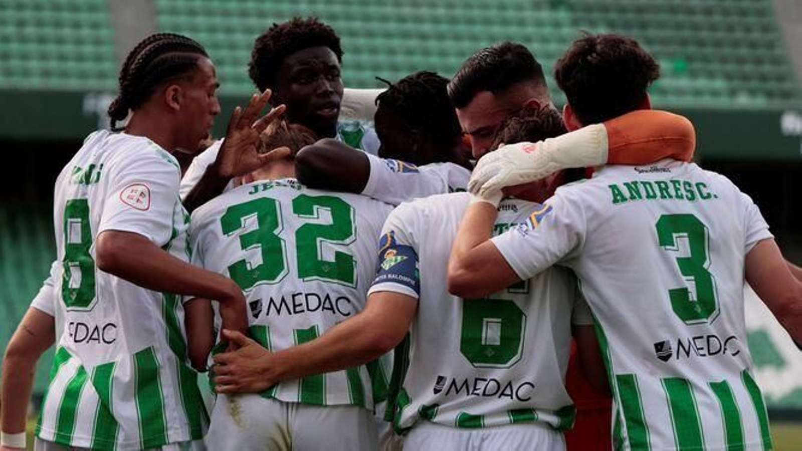 Jesús Rodríguez, con el número 32, es abrazado por sus compañeros tras marcarle al Pontevedra el pasado domingo.