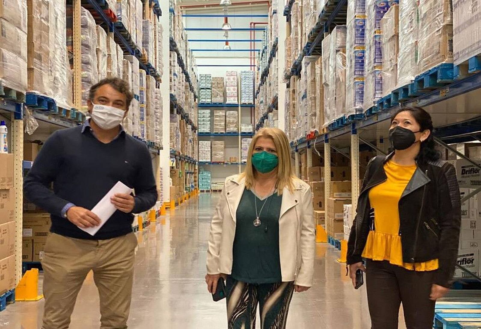 Mamen Sánchez y Ana Hérica Ramos han recorrido las instalaciones de Cash Dian y han felicitado a su gerente, Jorge Castañeda.