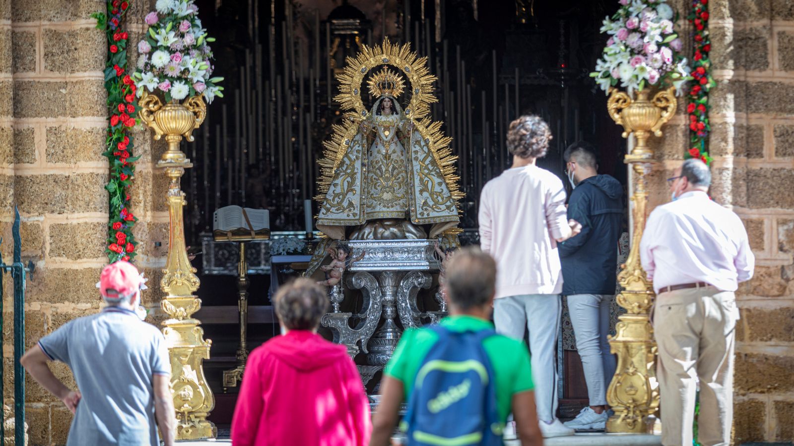 Cofrades de La Palma ultiman el exorno de la veneración de la Virgen el pasado jueves, ya con las puertas abiertas.