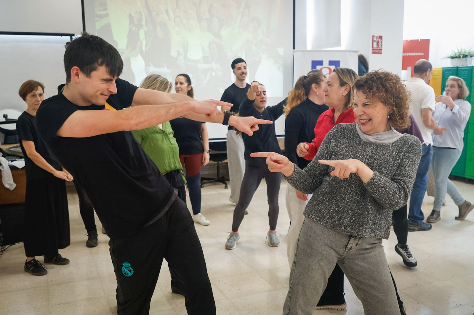 Dos de los bailarines del musical.