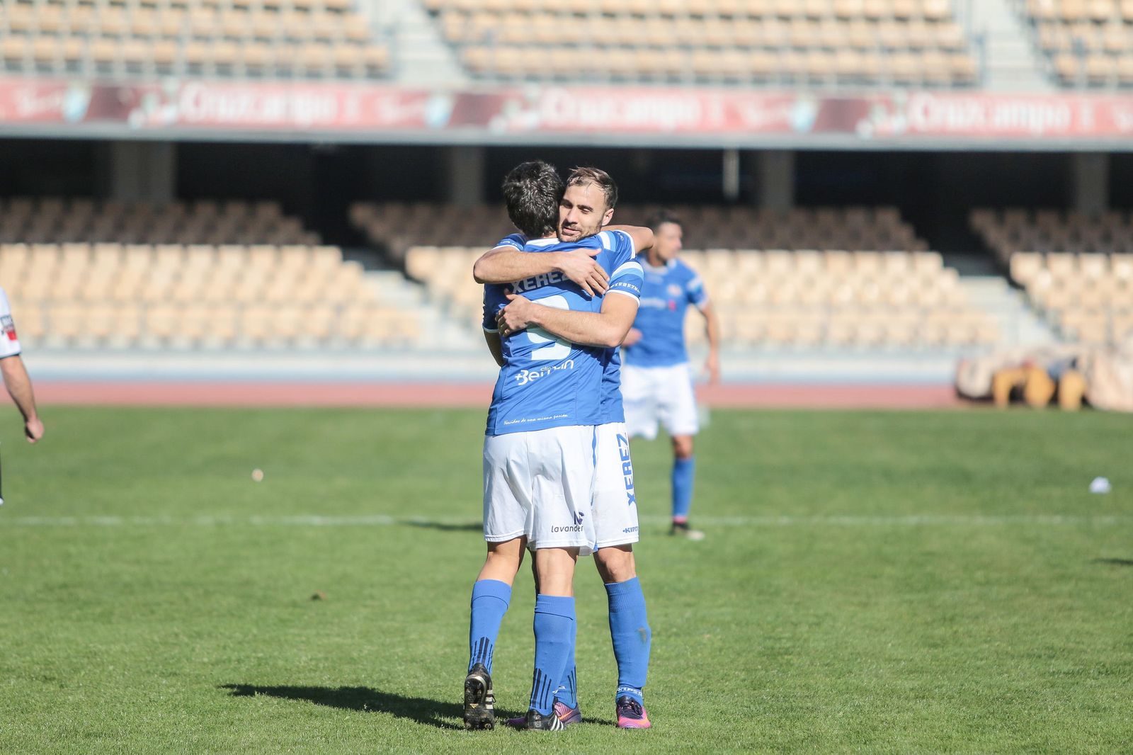 Javi Tamayo festeja un triunfo en Chapín con Pedro Herrera.