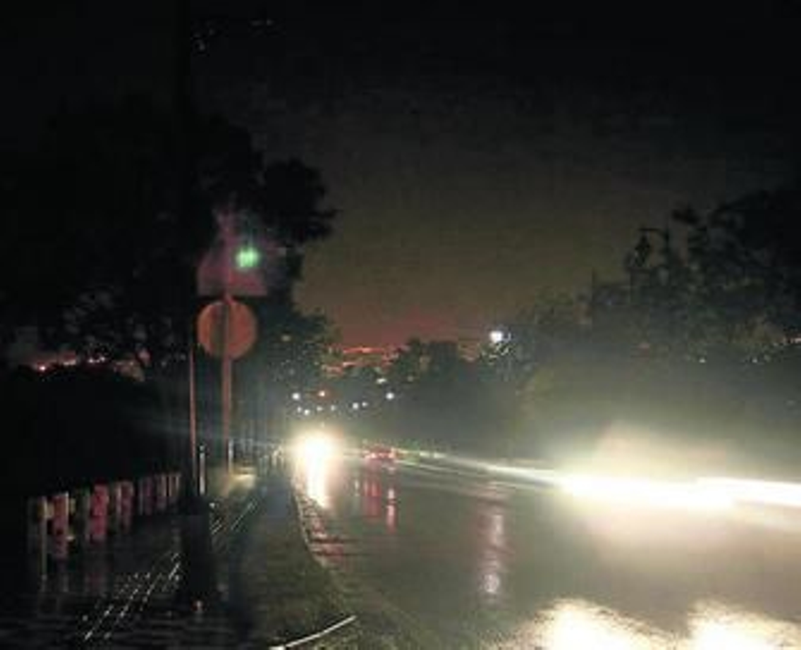 Vista general de la avenida antes de la reposición del alumbrado.