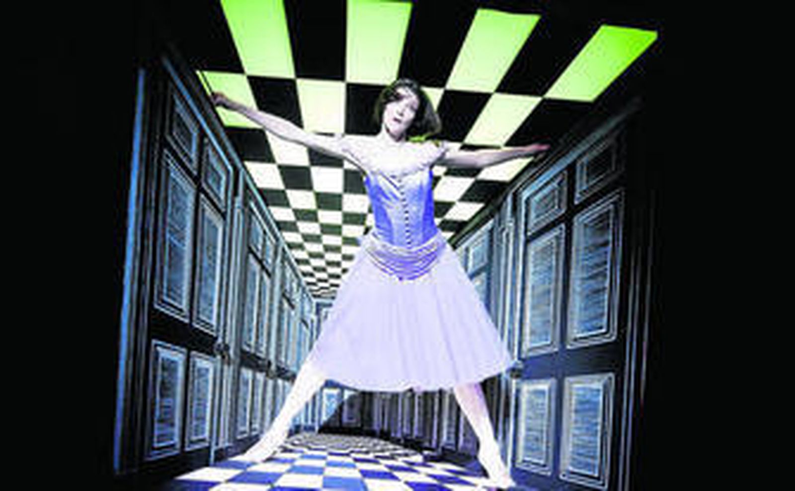 La bailarina Sarah Lamb, en una escena del ballet 'Alicia en el País de las Maravillas', de la Royal Opera House.