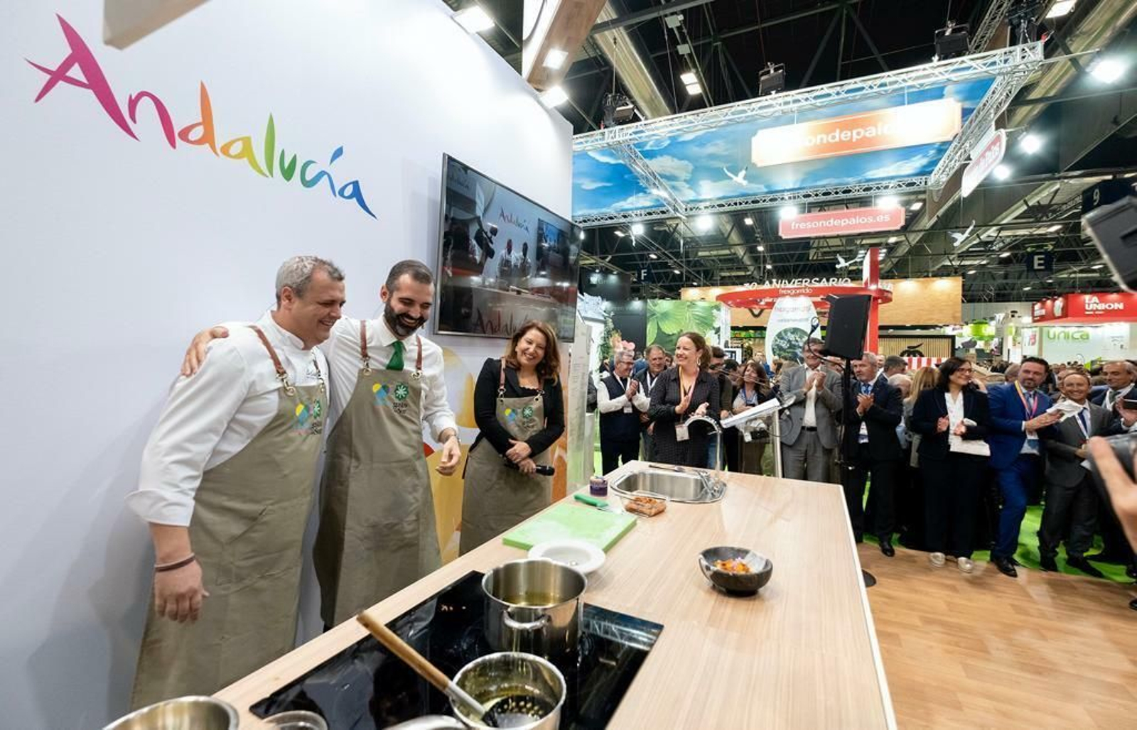 Carmen Crespo y el alcalde de Almería, junto al chef de 'La Costa', en un showcooking.