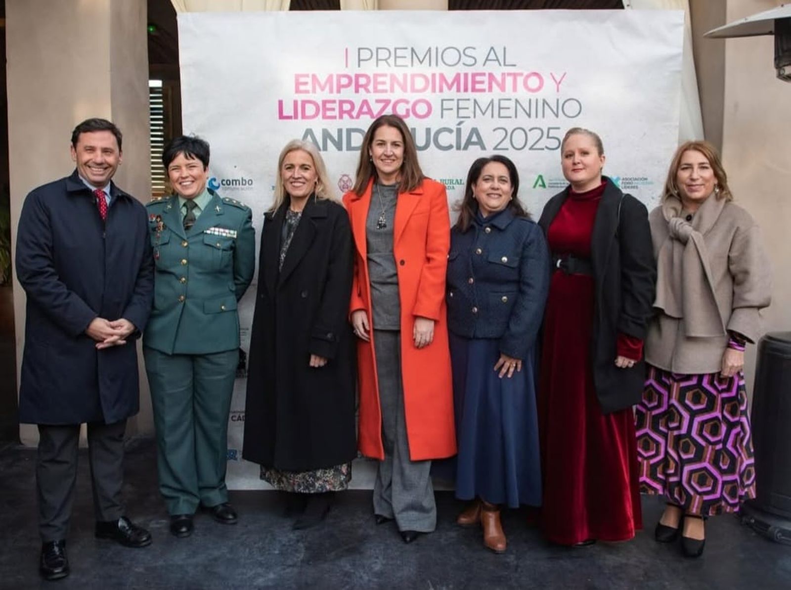Las premiadas, junto a responsables políticos del Campo de Gibraltar.