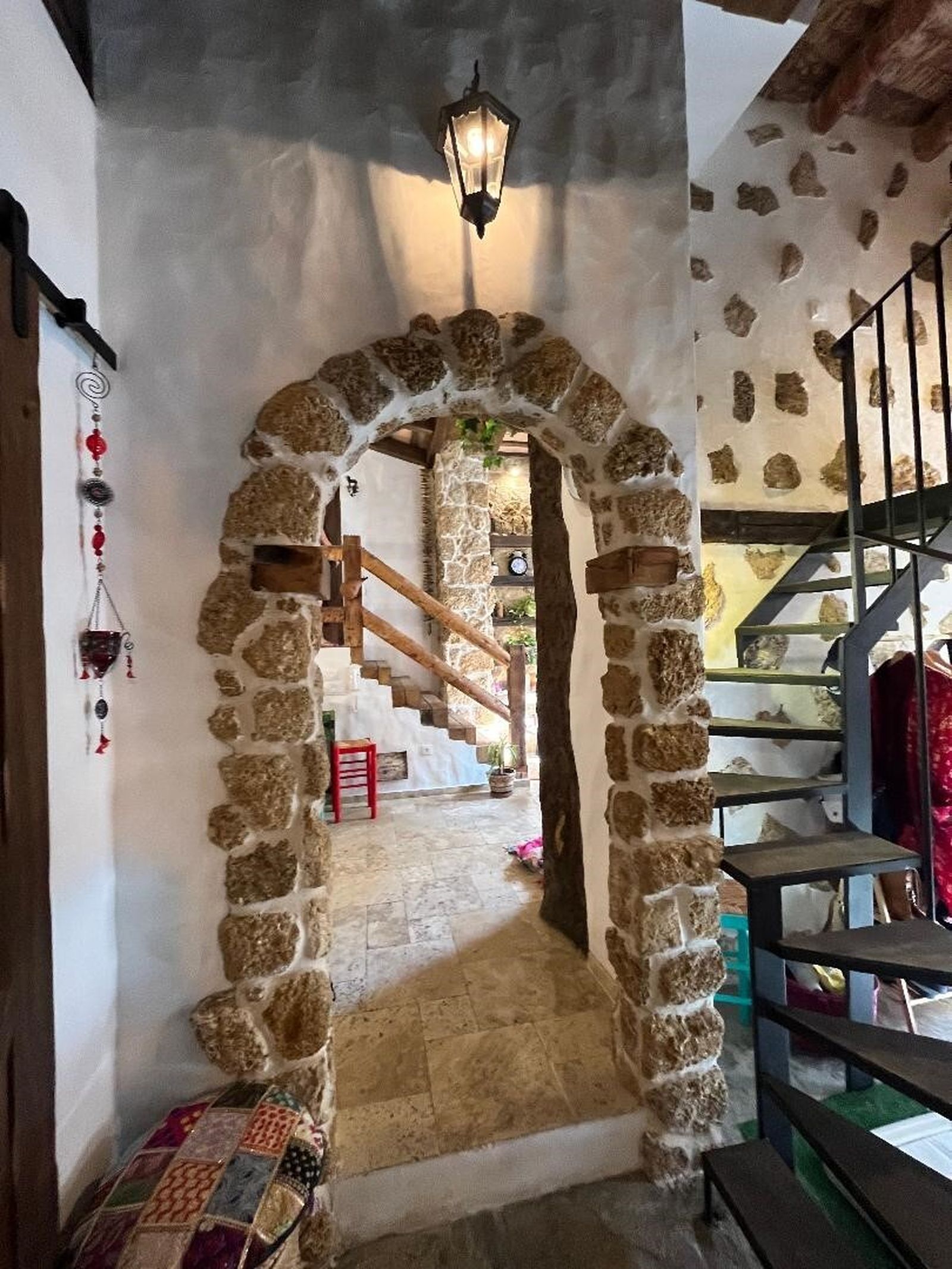 Un Arco con sillares de piedra ostionera rústica en la pared encalada.