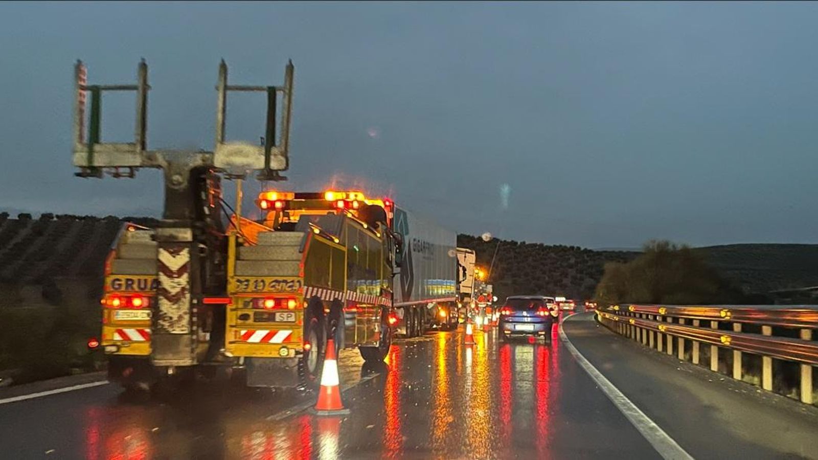 Retirada del camión siniestrado en la A-316, en Jaén.