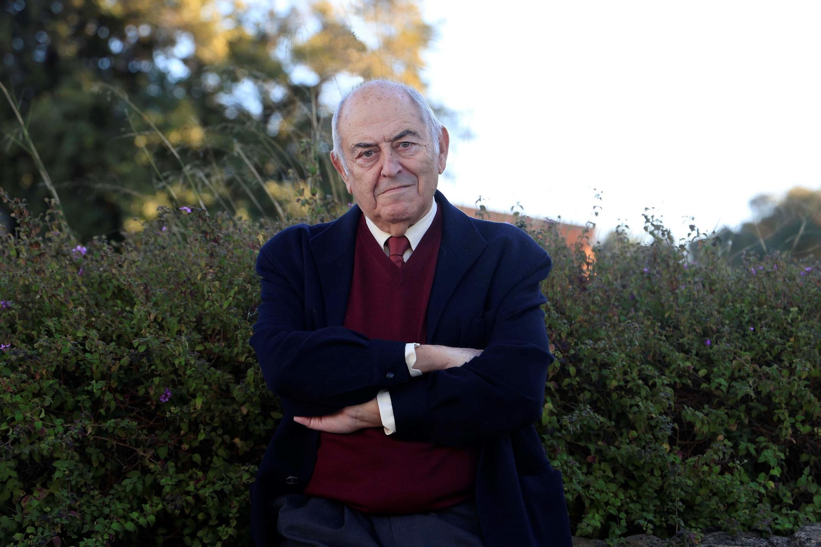 Jose Antonio Marina posa a la entrada de un hotel de San Roque