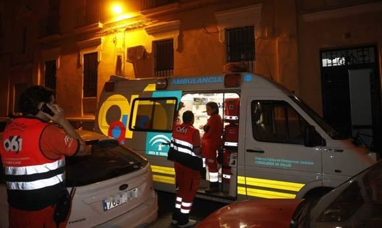 Empleados del 061 en el lugar del suceso.

Foto: Antonio Pizarro