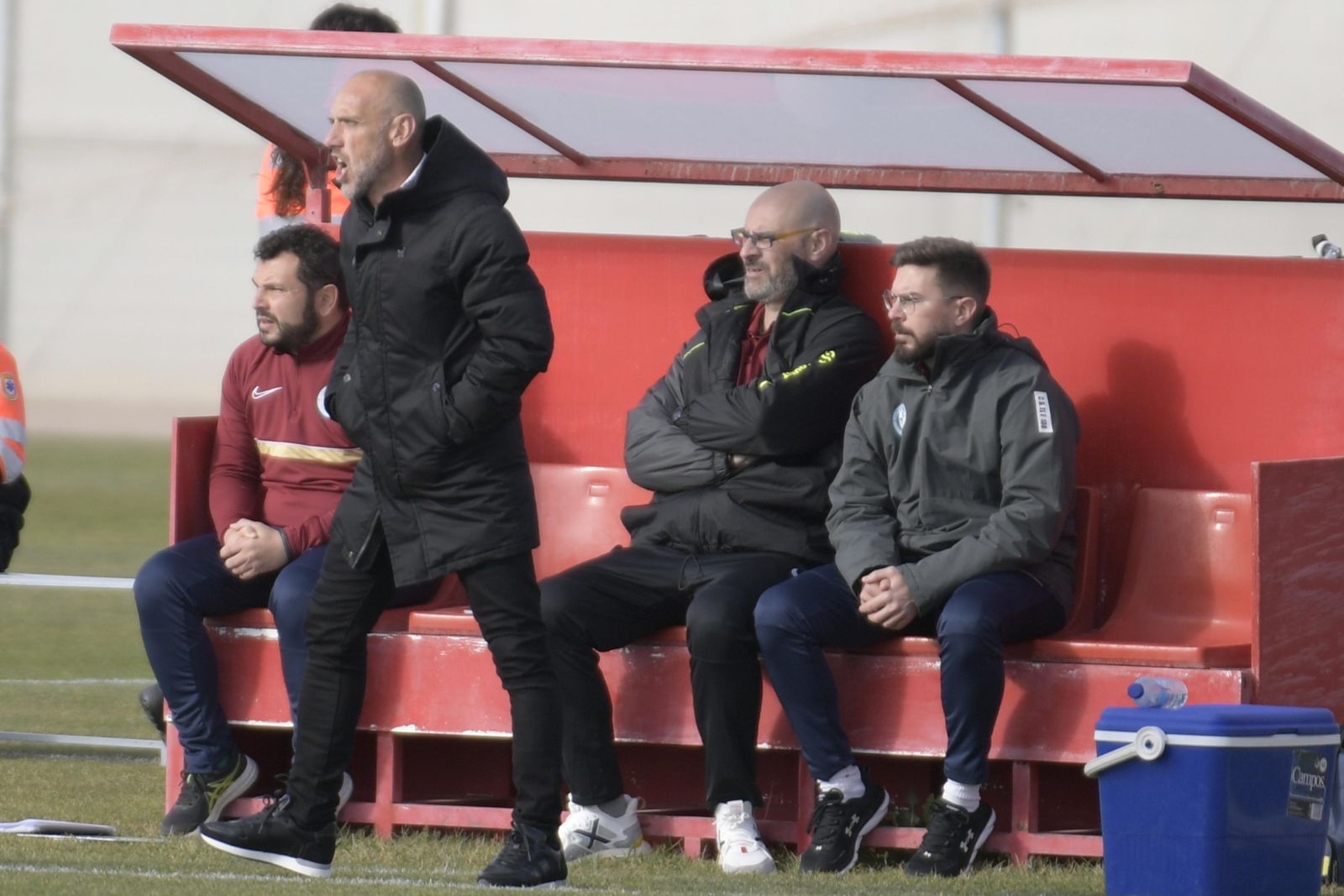 David Cabello da indicaciones desde su banquillo en el encuentro que enfrentó a su equipo con el Recreativo Granada.