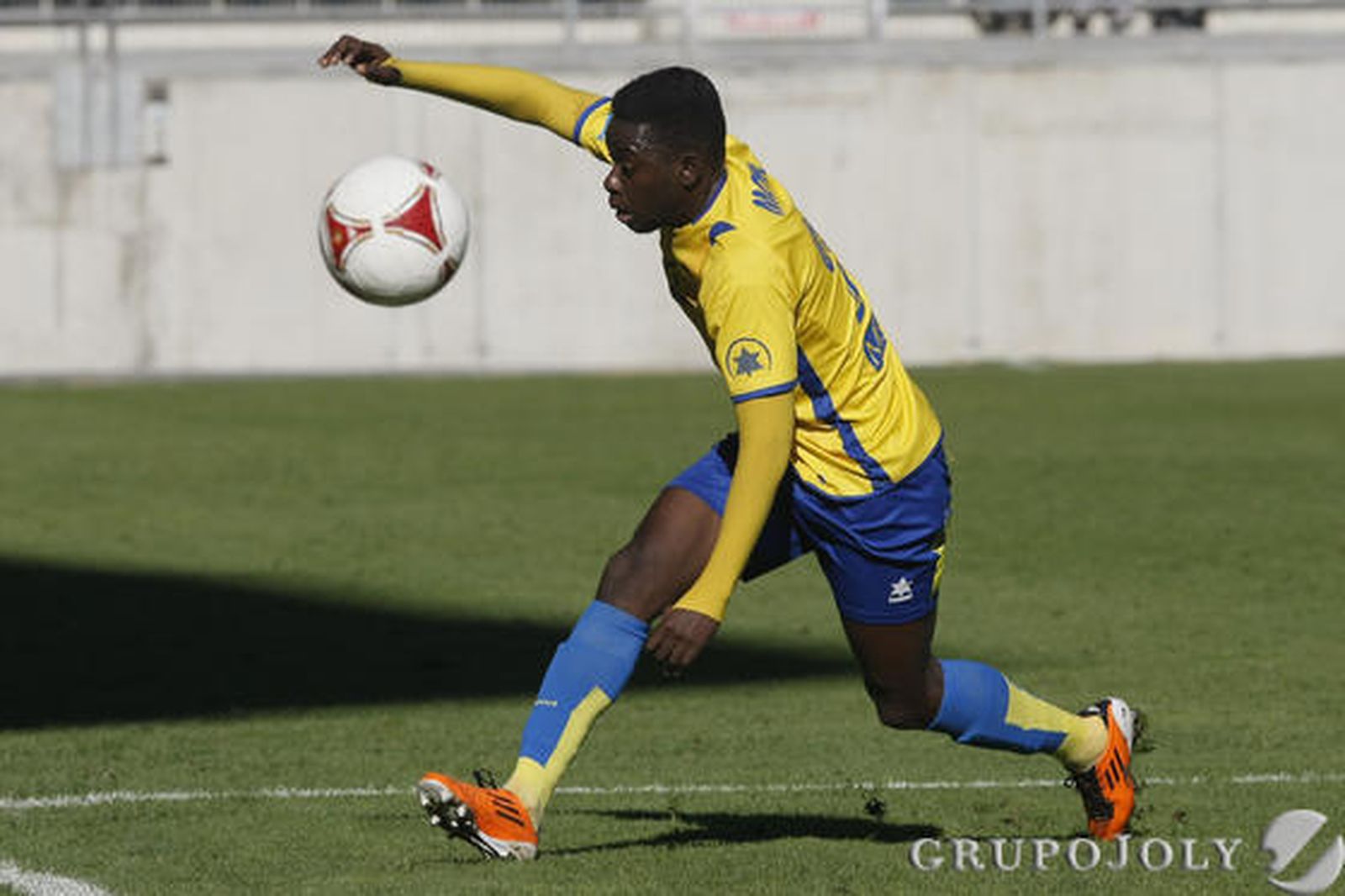 El lateral cadista se la lleva con dificultades. 

Foto: Julio Gonzalez