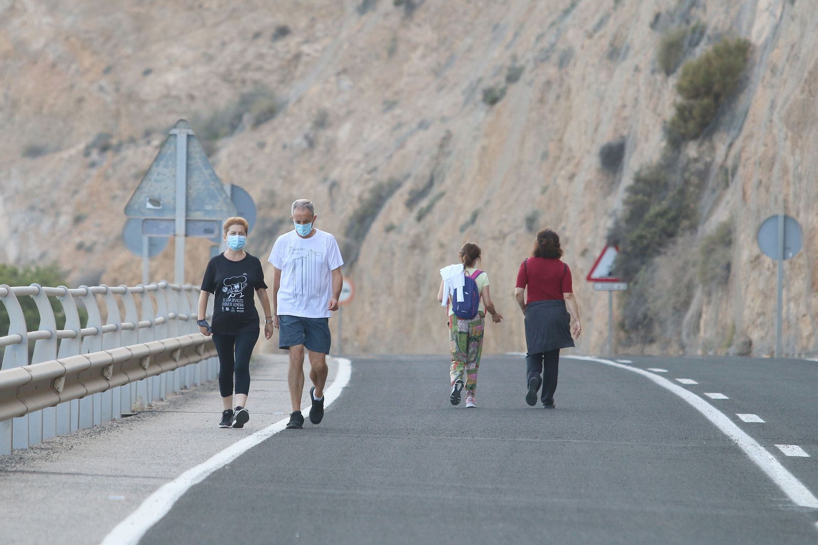 Las imágenes de la gente paseando en la carretera cortada de El Cañarete