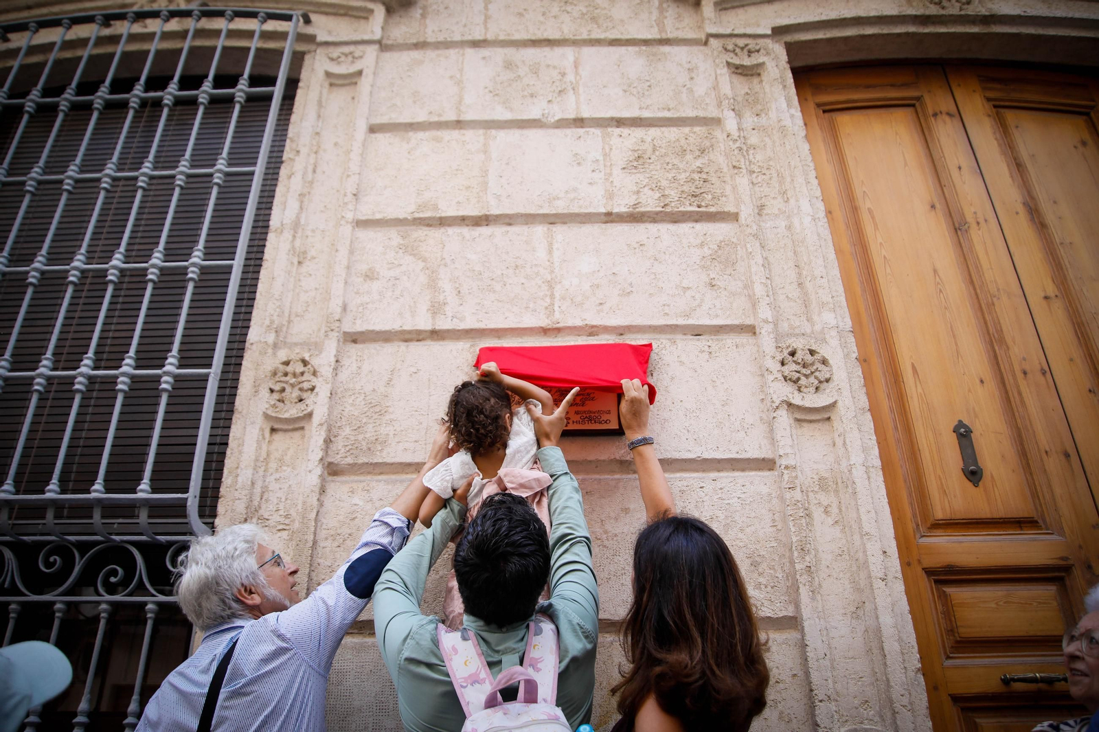 La Asociación de Vecinos del Casco Histórico inaugura una placa en homenaje al periodista Juan Martínez Martín 'Volapié'