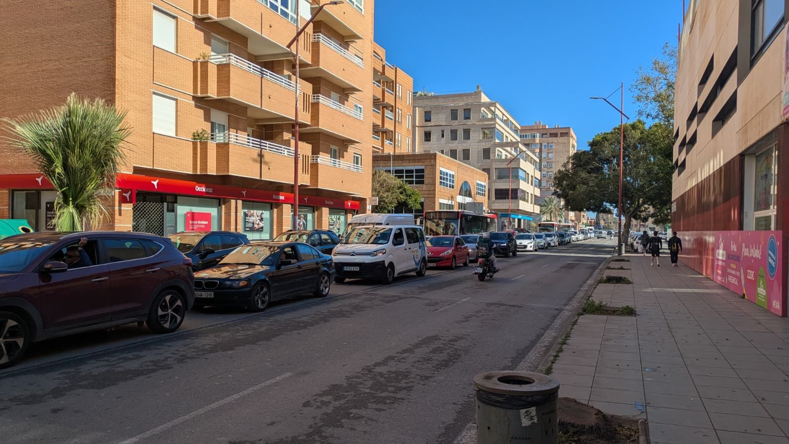 Conductores retenidos en la avenida de Cabo de Gata.
