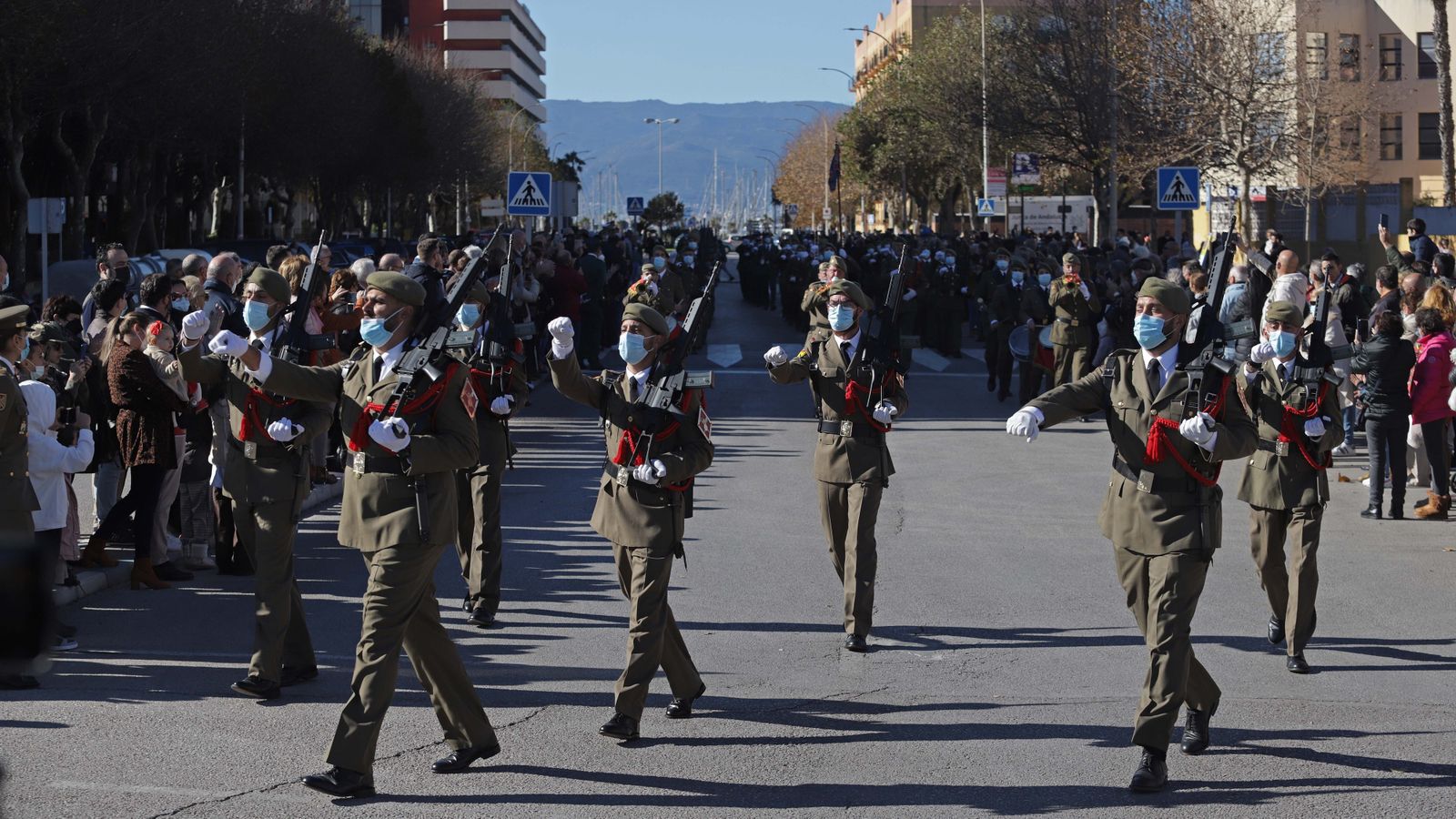 Fotos del izado de la bandera de España en La Línea