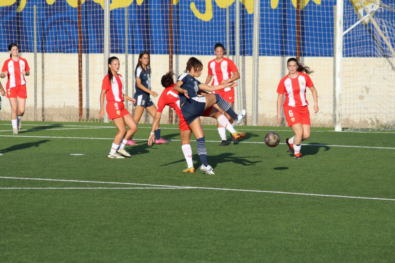 Una jugadora del conjunto murciano realiza un disparo ante la oposición de la defensa rojiblanca durante una acción del encuentro.