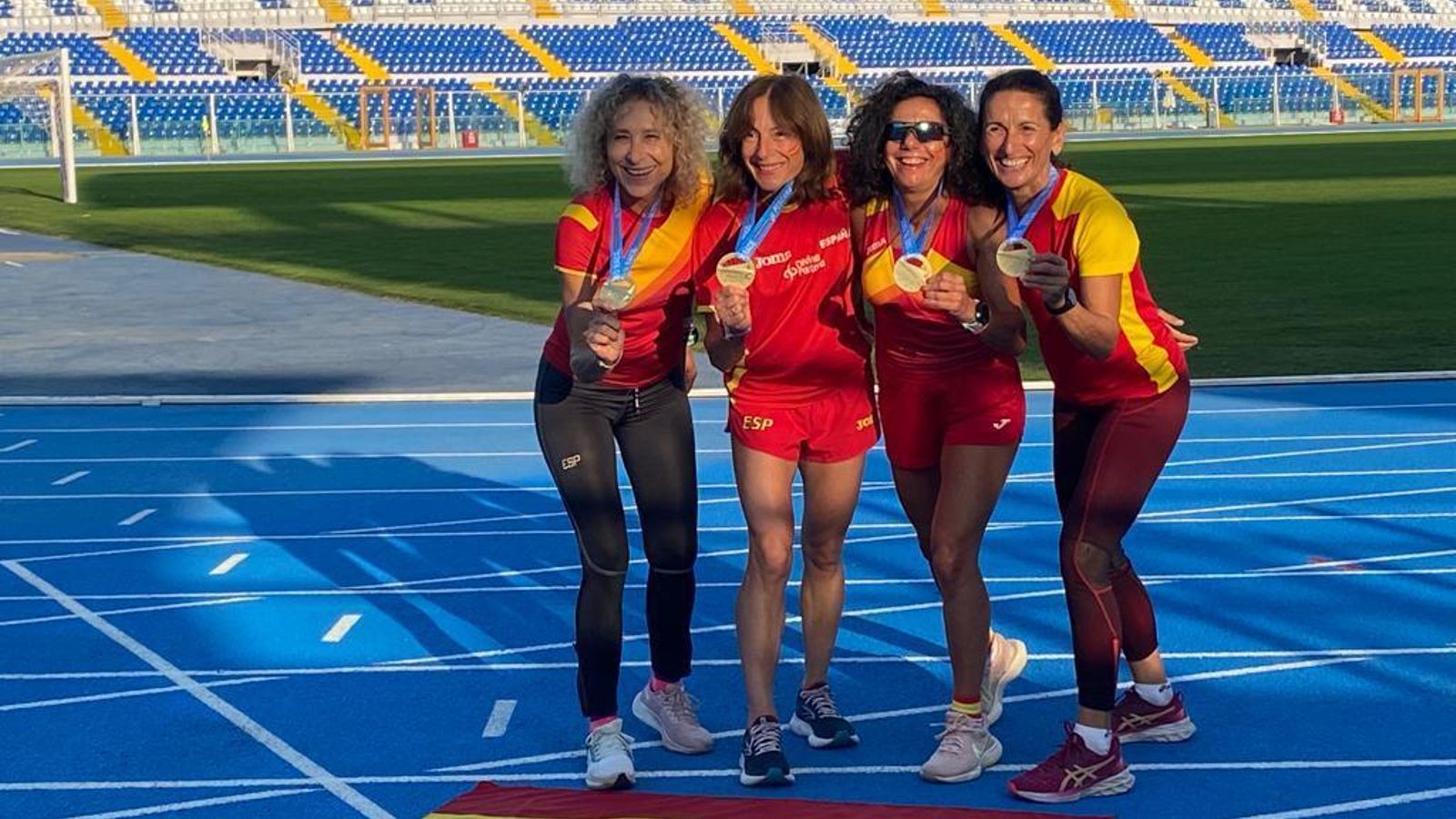 Juani Gibaja (i), presidenta del club, posa con sus compañeras con su medalla de oro conseguida en Pescara. Juani Gibaja (i), presidenta del club, posa con sus compañeras con su medalla de oro conseguida en Pescara.