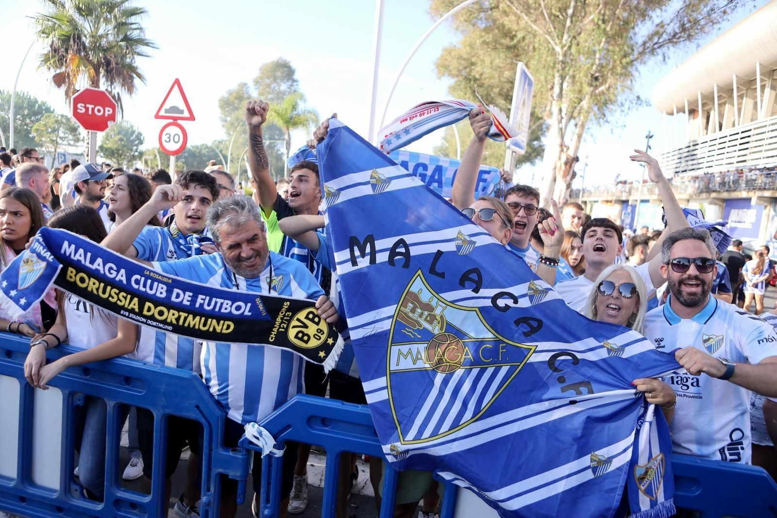 El recibimiento al Málaga CF en Huelva, en imágenes