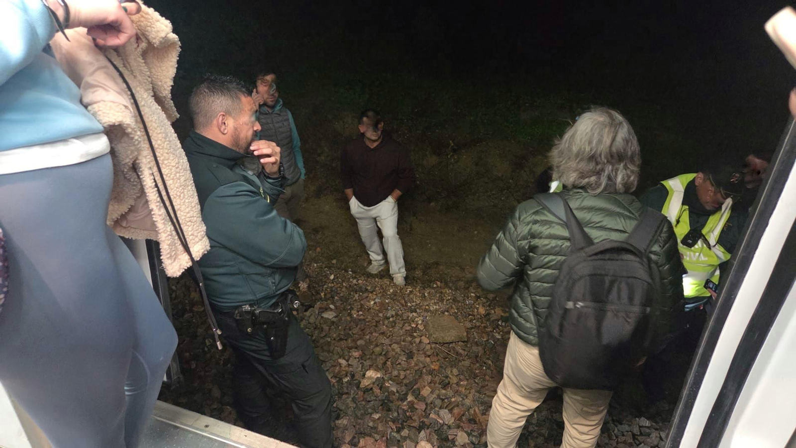 Momento de la evacuación de los pasajeros del tren por agentes de la Guardia Civil y personal de Renfe.