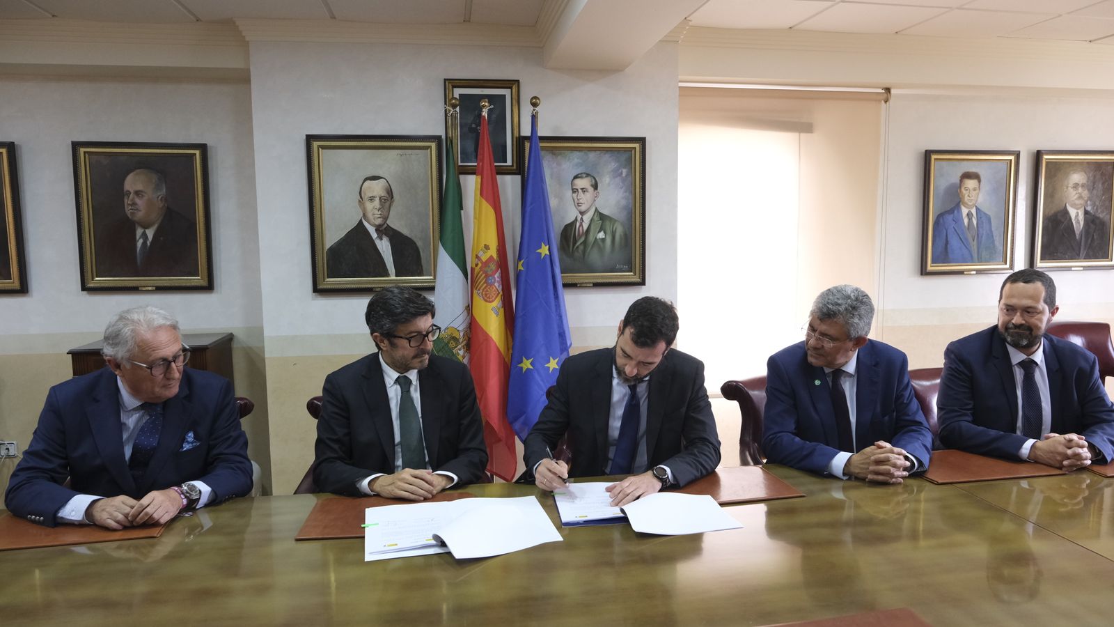 El presidente de Salvamento Marítimo y director general de la Marina Mercante, Benito Núñez Quintanilla, y el presidente de Puertos del Estado, Álvaro Rodríguez Dapena, han sido los encargados de la firma de la adenda.