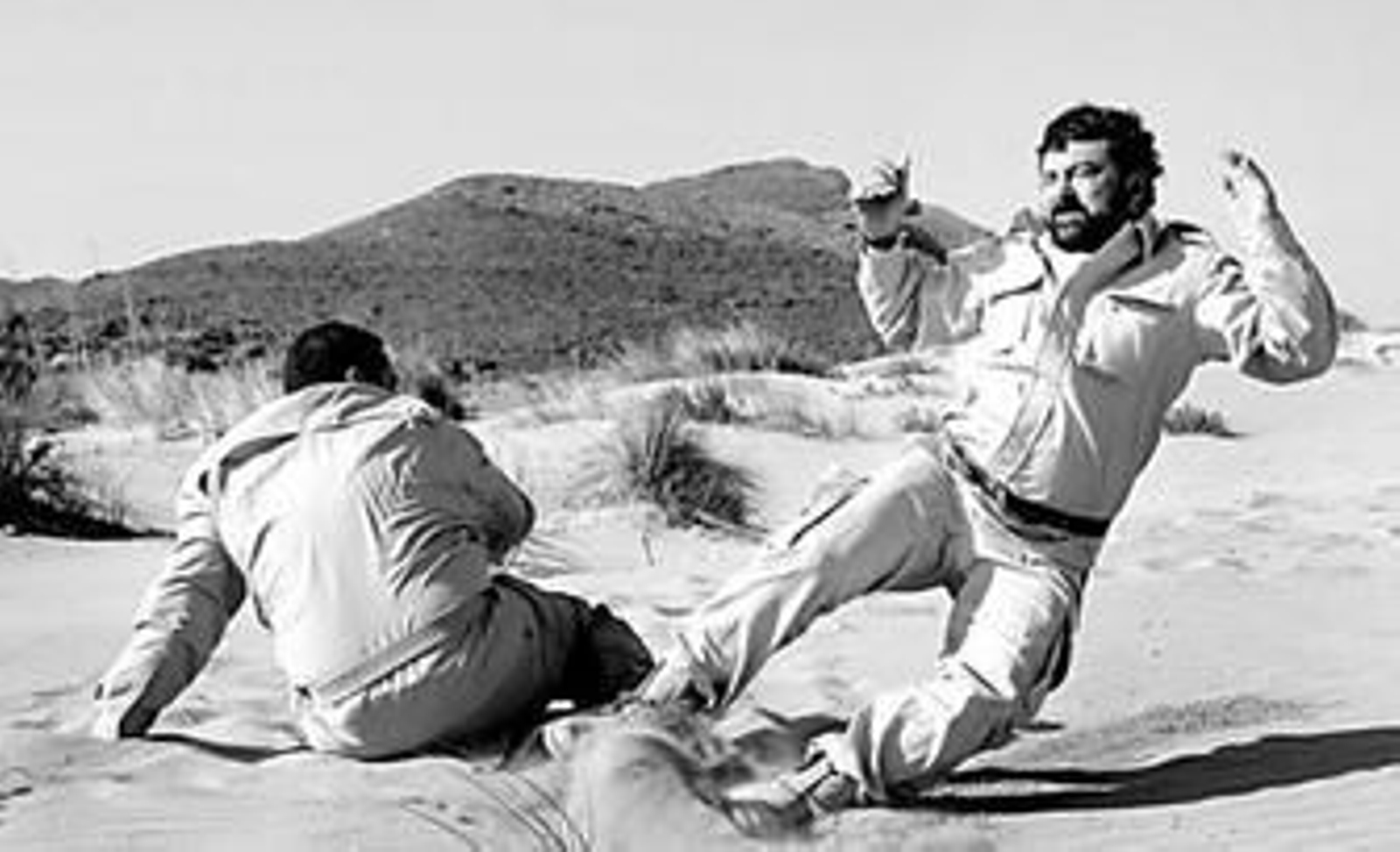 Pepón Nieto y Paco Tous mantienen una gran pelea en una de las dunas de la playa de los Genoveses.