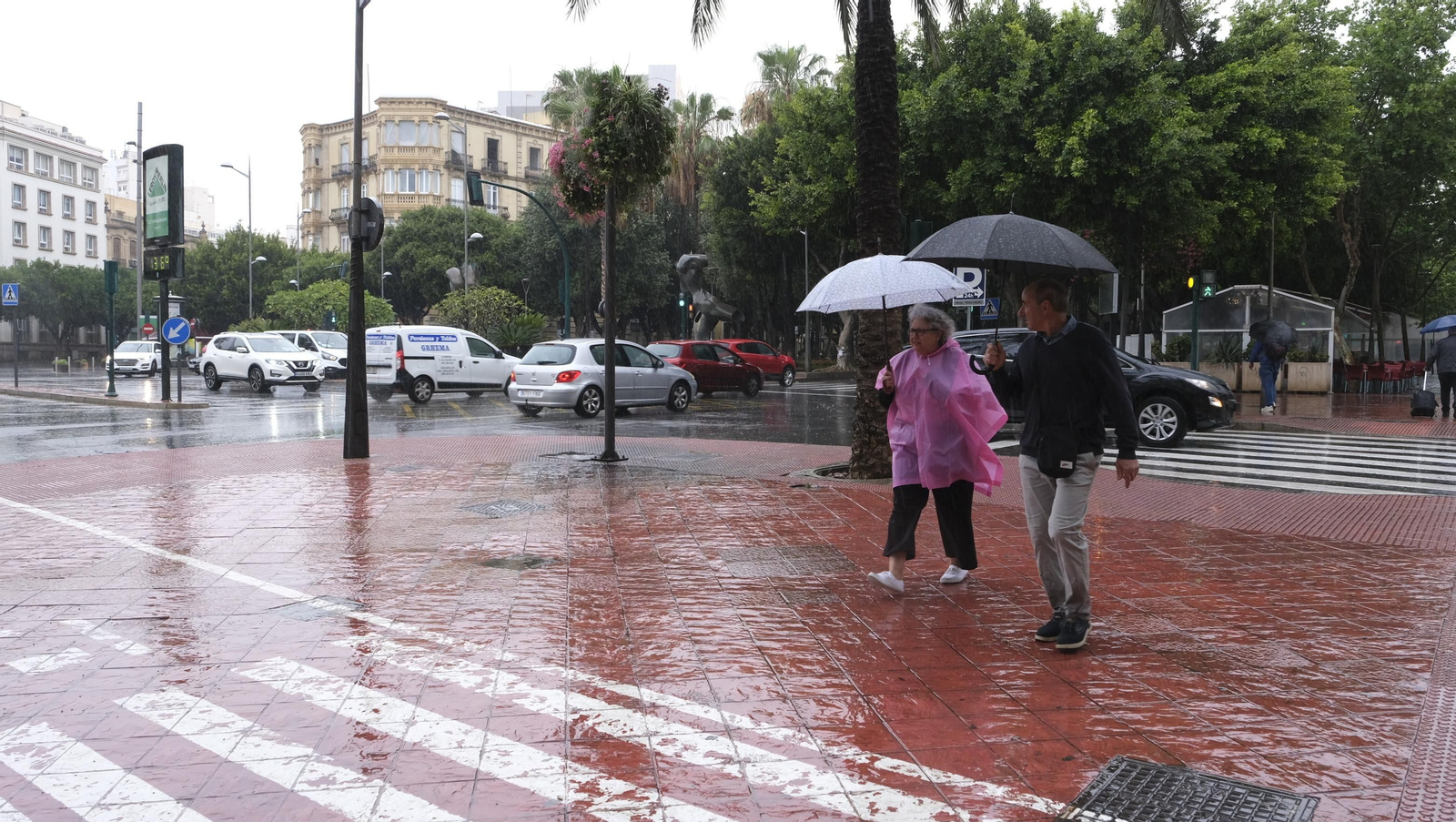 Los almerienses expresan su alegría por la lluvia