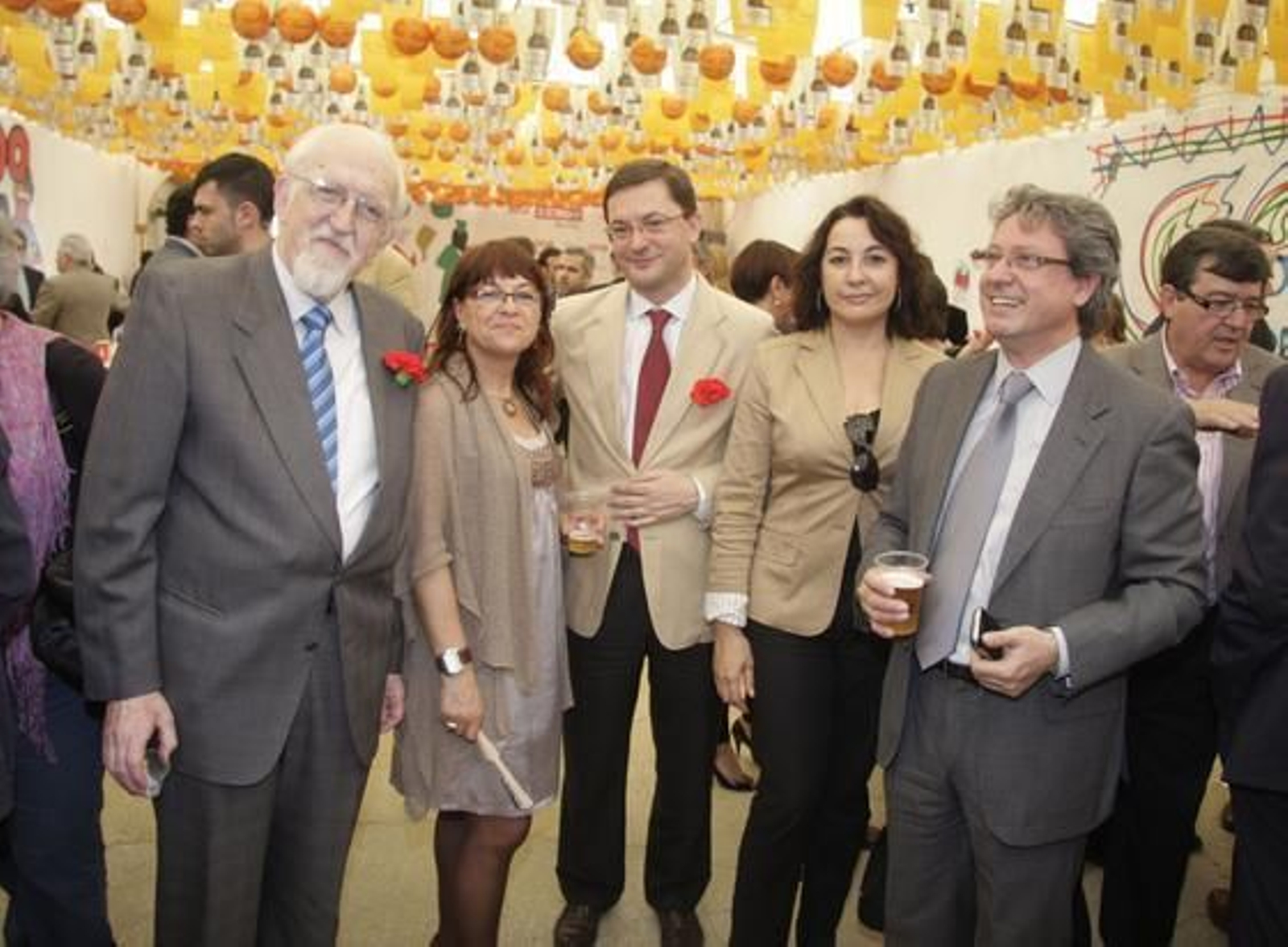 Joaquín Galán, presidente del Consejo Económico y Social; Trinidad Villanueva, secretaria de comunicación de Comisiones Obreras, Fernando Seco, director general de Antares; Rosario Castro; y Manuel Bellido, director de la Agenda de la Empresa, en la caseta de Comisiones Obreras.  Foto: B. Vargas/Victoria Hidalgo