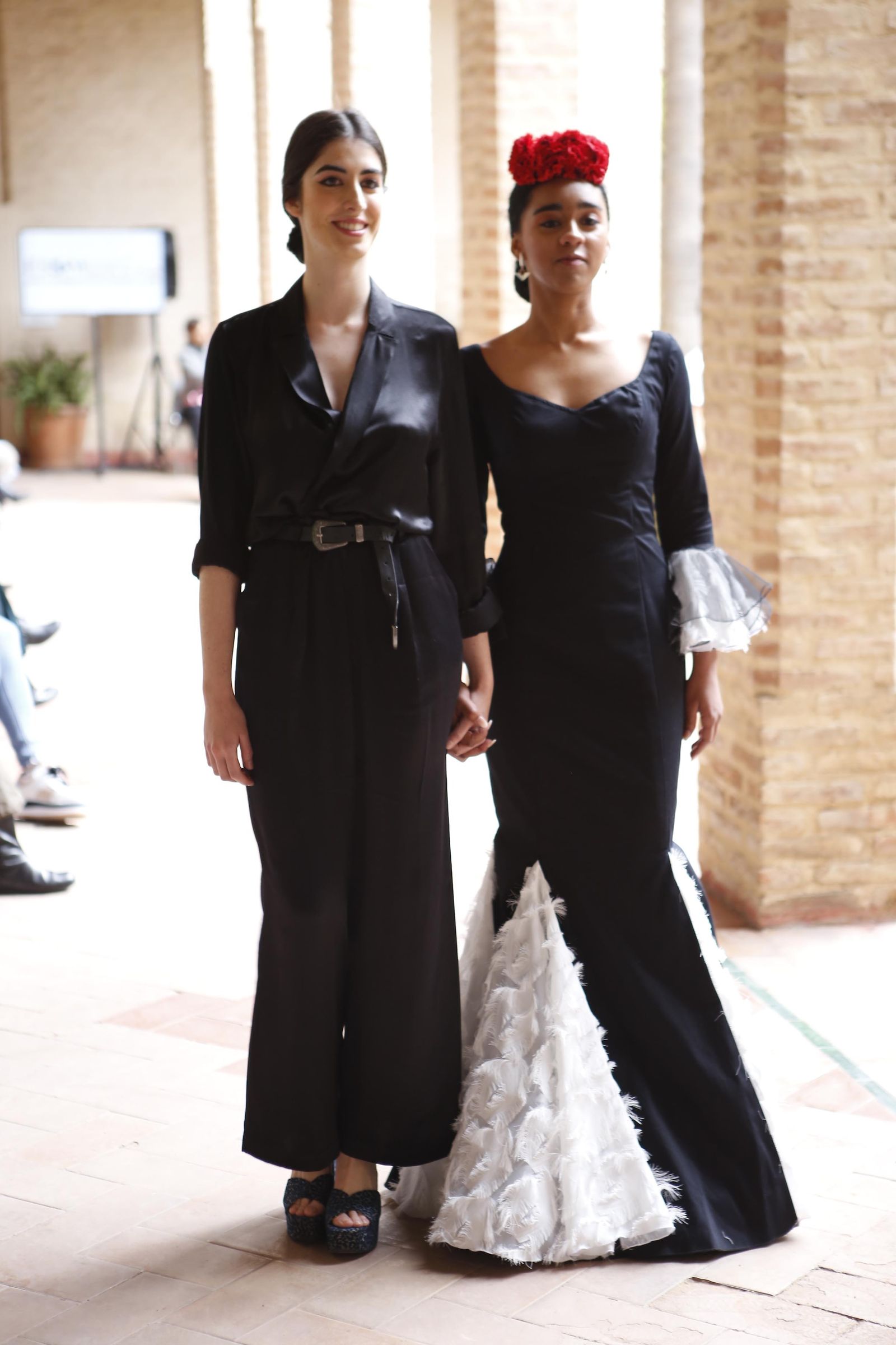 Pasarela Wappíssima 2019, el cuarto desfile colectivo de alumnos de ESSDM en imágenes. Julia González junto a su diseño.