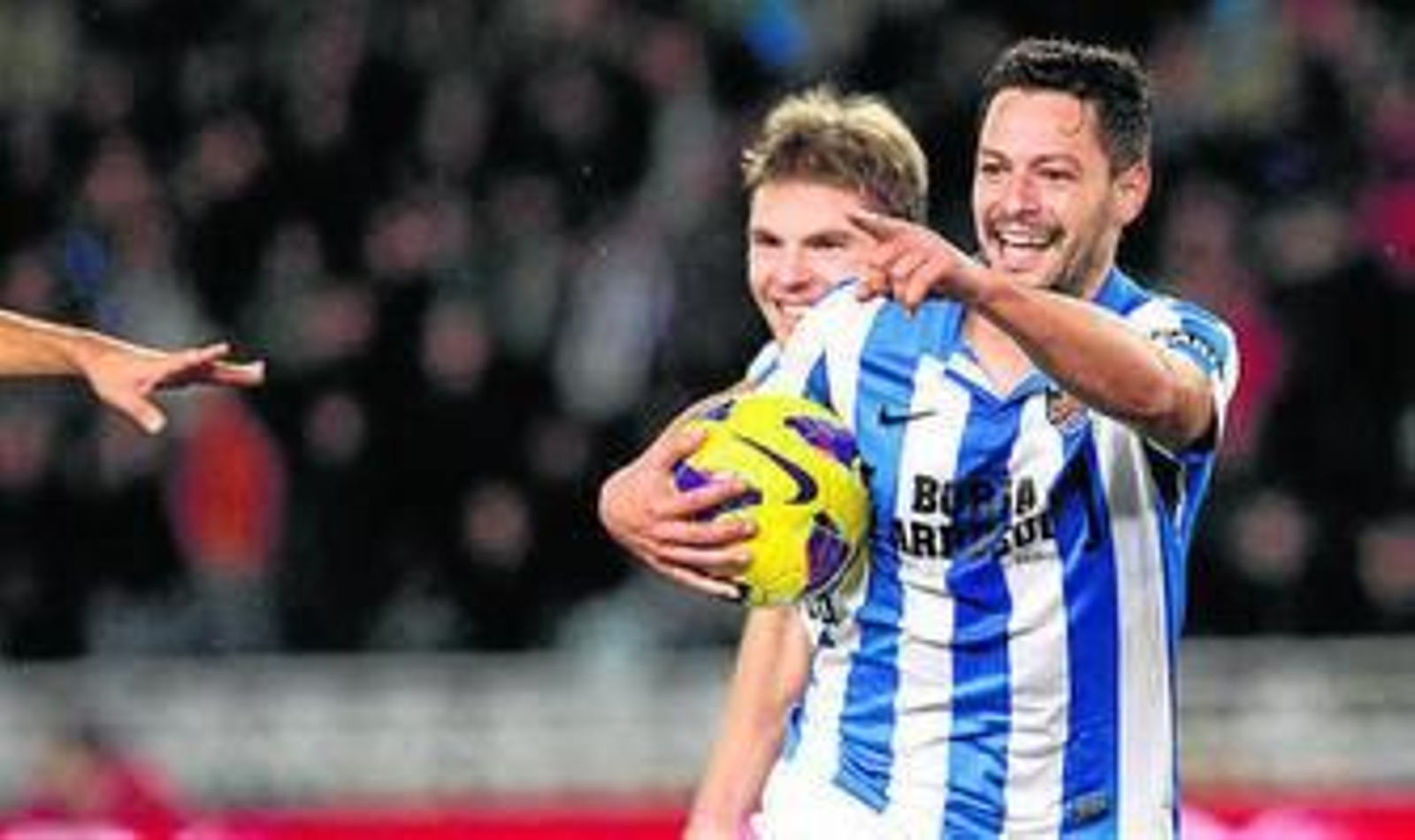 De la Bella celebra el gol que le marcó al Sevilla en Anoeta.