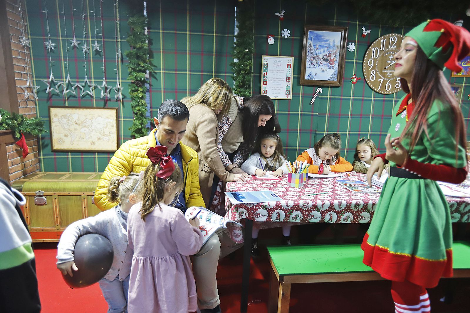 Imágenes del mercado navideño de la Plaza de Las Monjas
