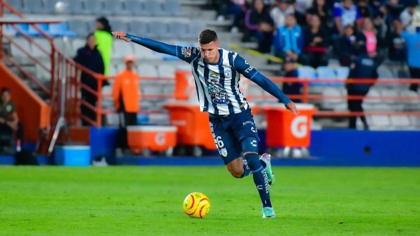Nelson Deossa golpeando el balón en un encuentro del Pachuca