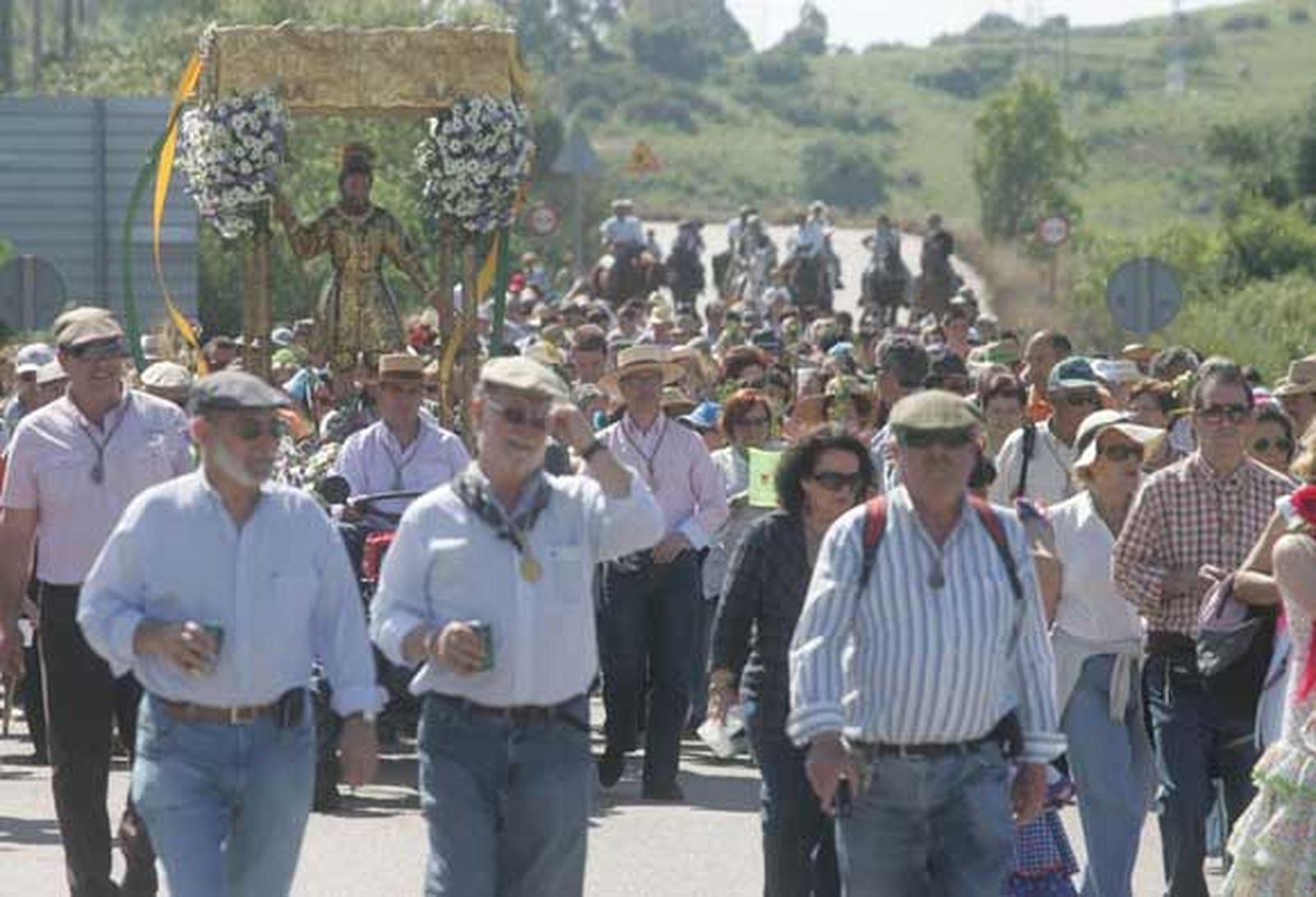 El almuerzo campestre marca la jornada en la Montera del Torero. La hermandad agradece la cada vez mayor afluencia de personas a la misa en honor al patrón./Fotos:José María Quiñones