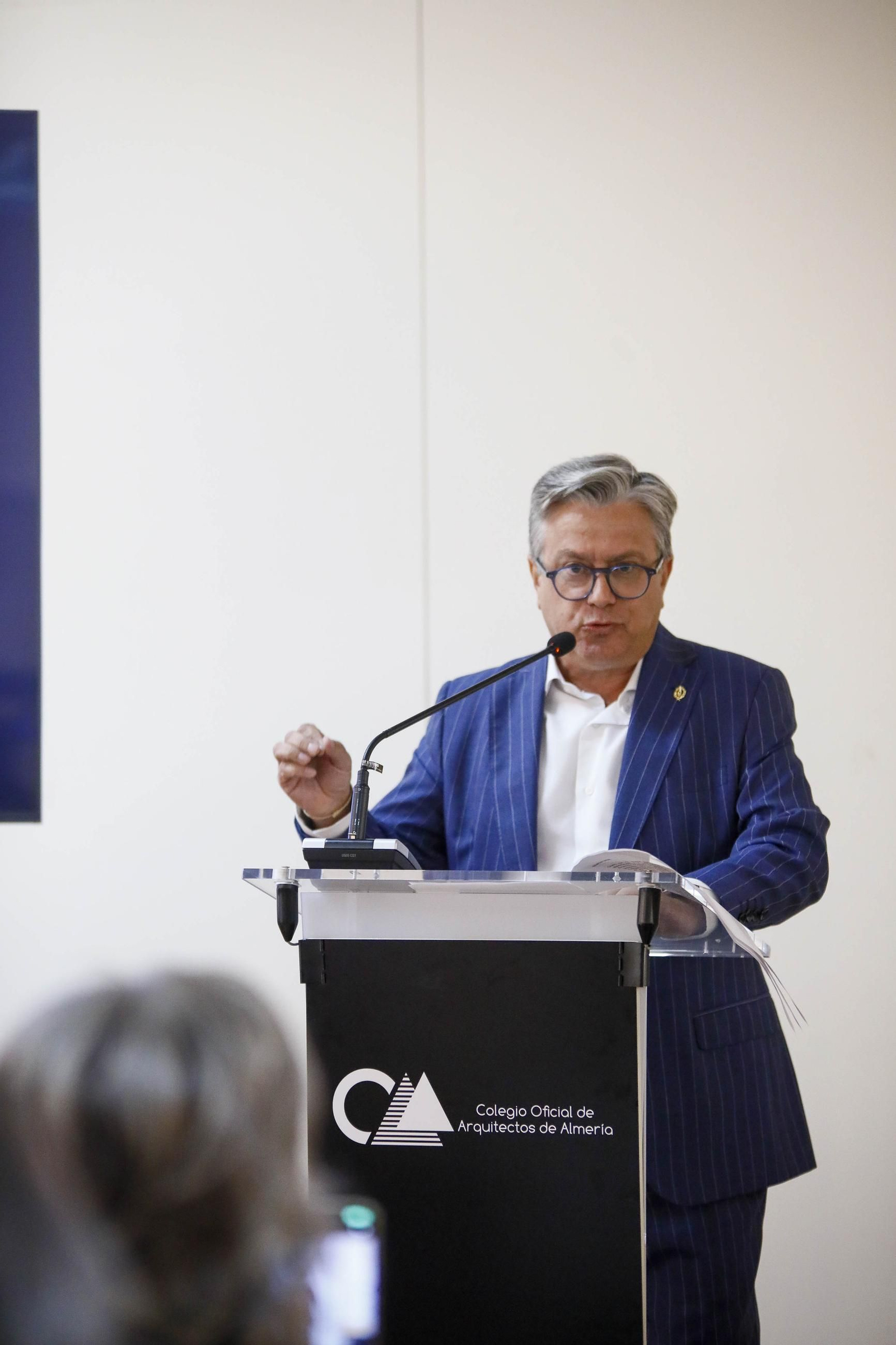 Imágenes del nombramiento como colegiado de honor a Santiago Alfonso en el colegio oficial de arquitectos de Almería