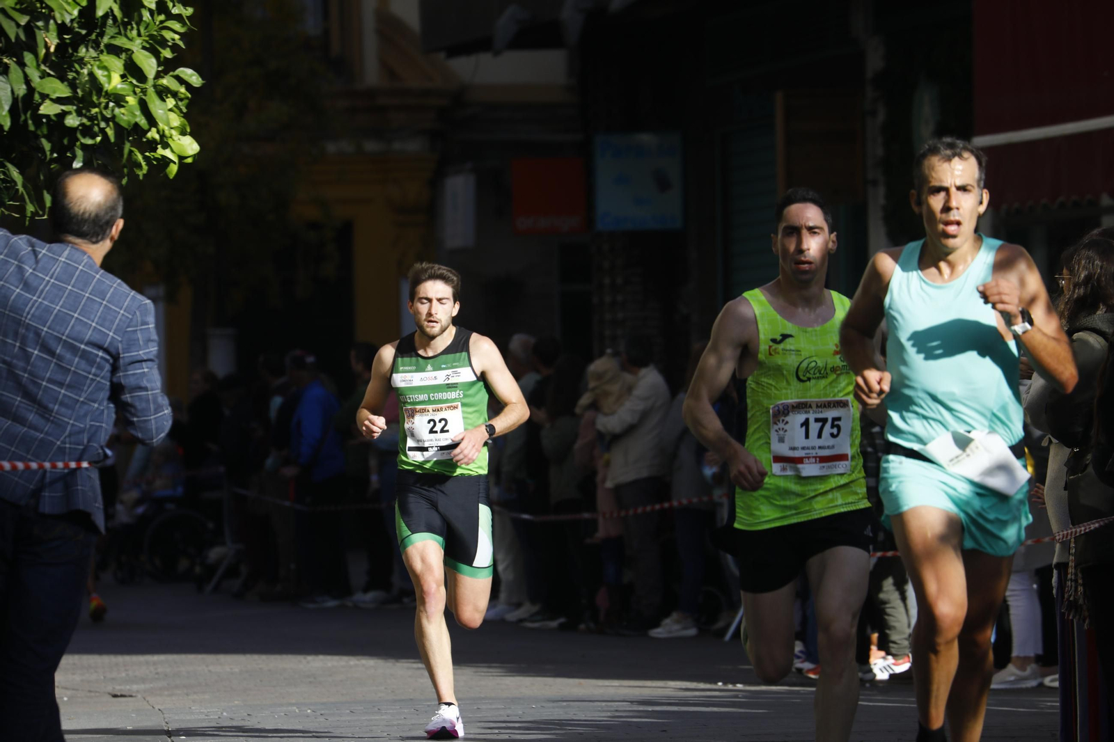 La gloria de cruzar la Puerta del Puente: las fotos de la línea de meta de la Media Maratón de Córdoba 2024