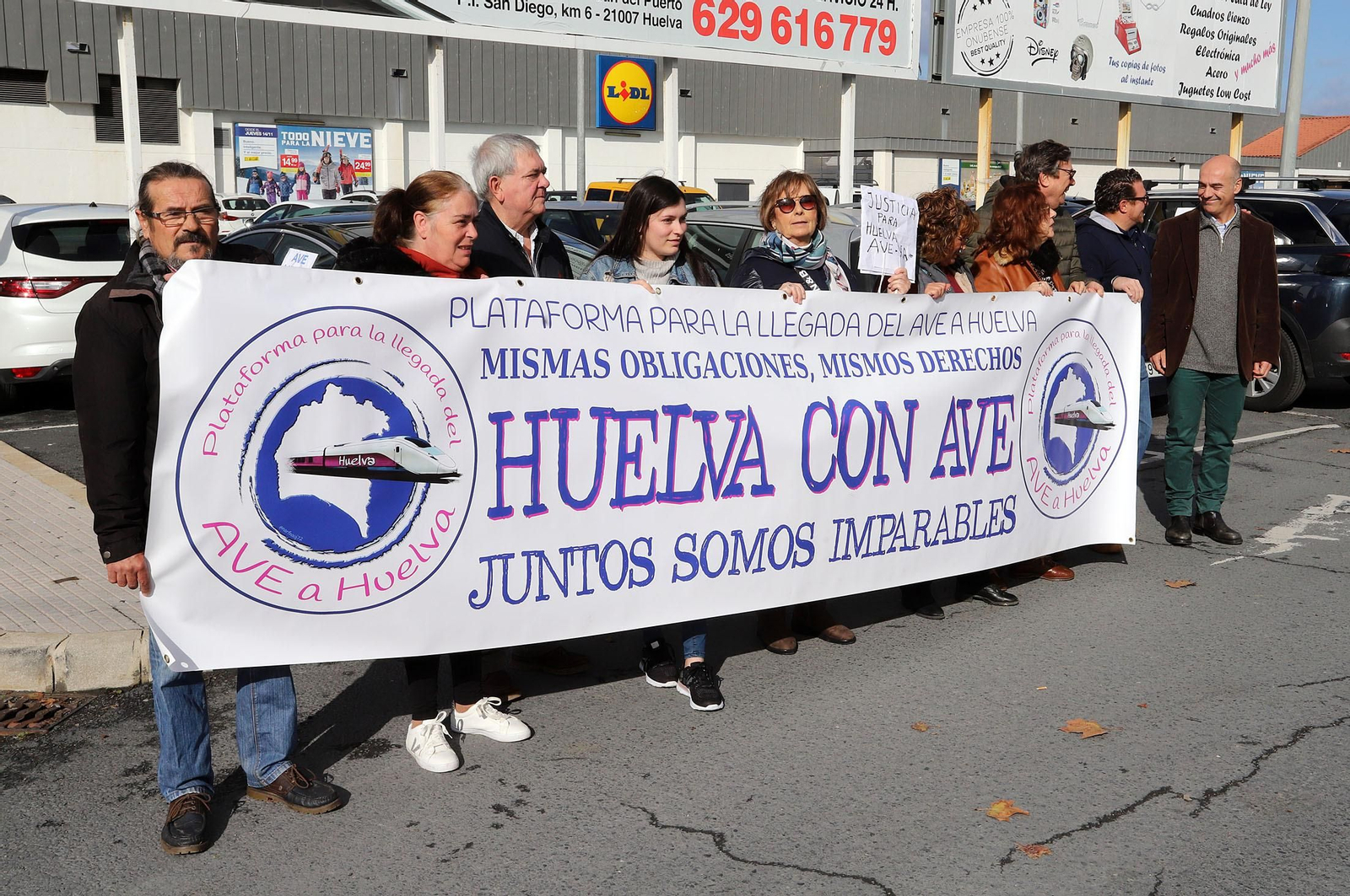 Imágenes de la caravana para reclamar la llegada del AVE a Huelva