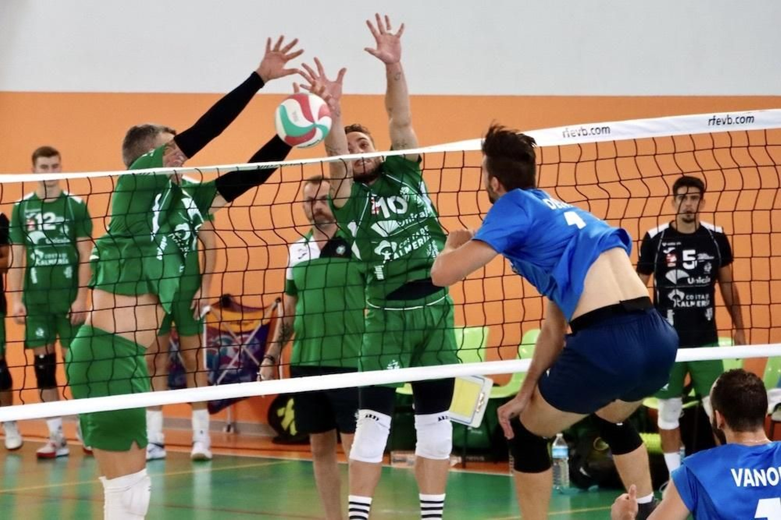 Intento de bloqueo ahorrador durante un encuentro disputado frente a los melillenses en pretemporada.