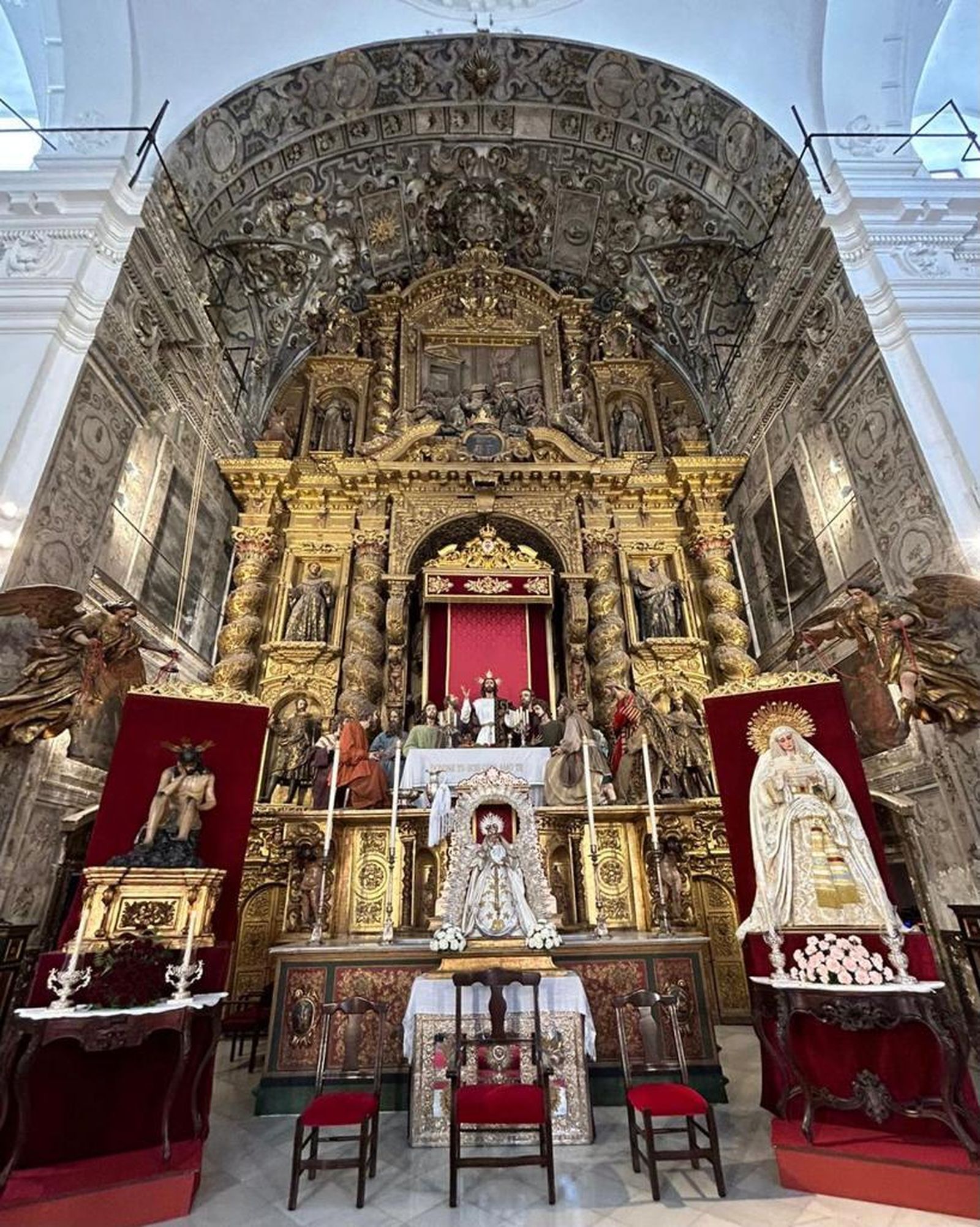 Alta instalado en Los Terceros con los titulares de penitencia de la hermandad