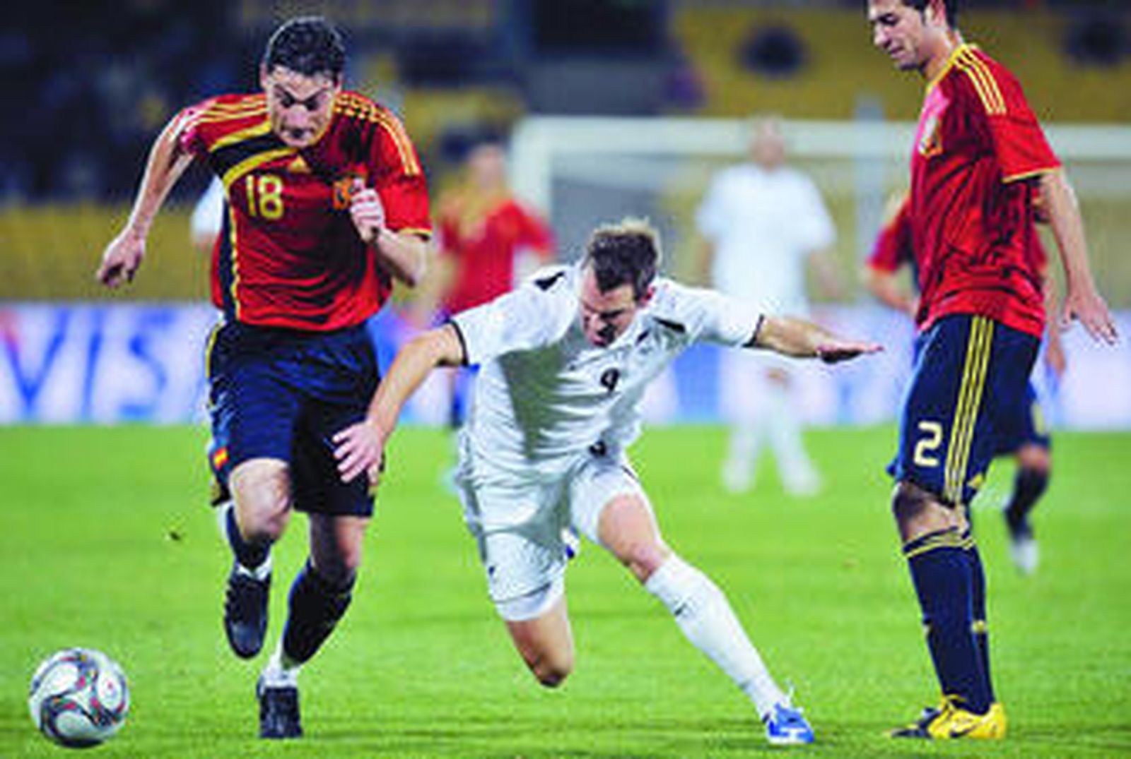 Riera supera a Smeltz bajo la mirada de Albiol.