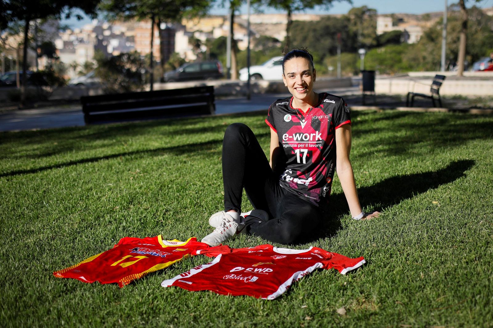 La jugadora almeriense posa con algunas de las camisetas de los equipos en los que ha militado en su carrera.