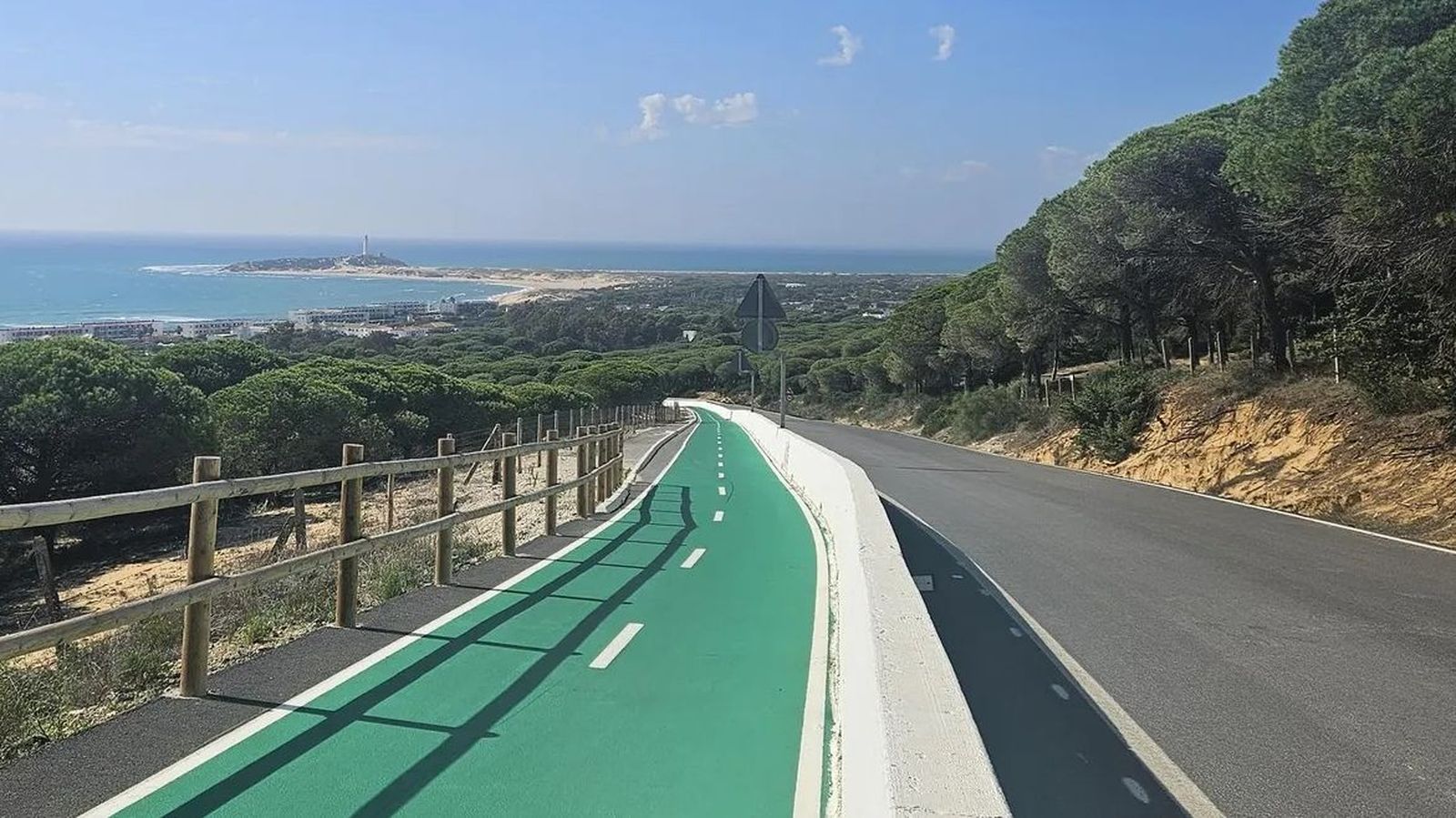 Carretera que une Conil con Barbate, a través de Zahora y Los  Caños de Meca.
