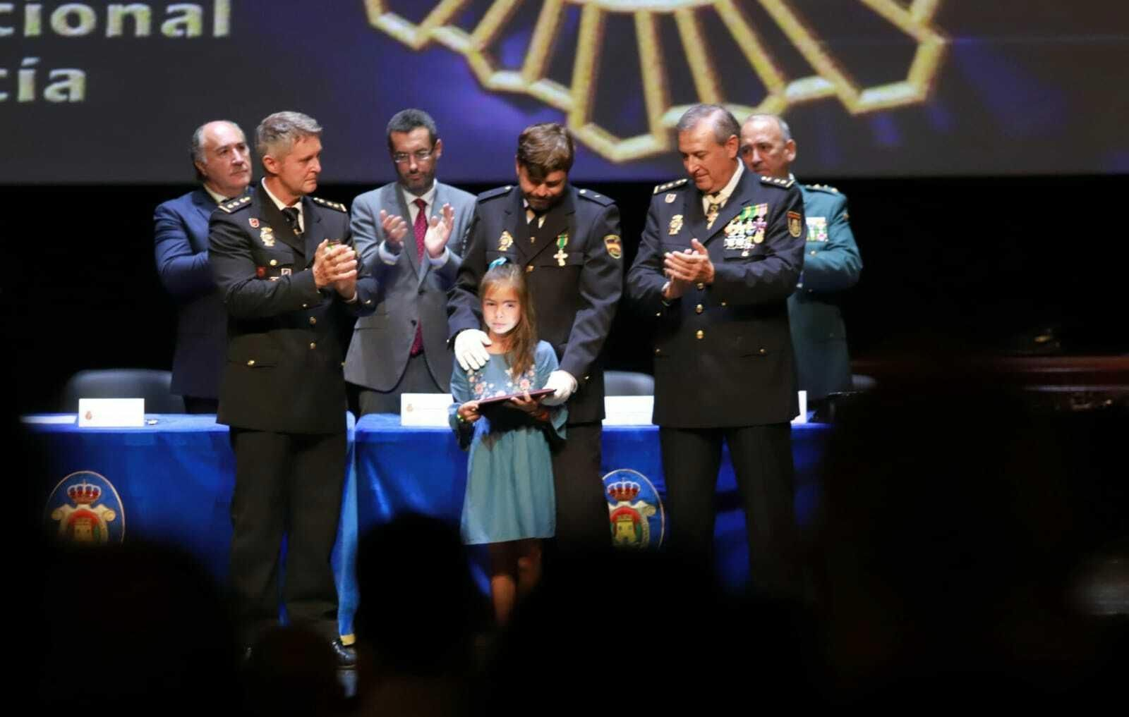El hermano del agente fallecido Rafael del Río recoge emocionado una placa.