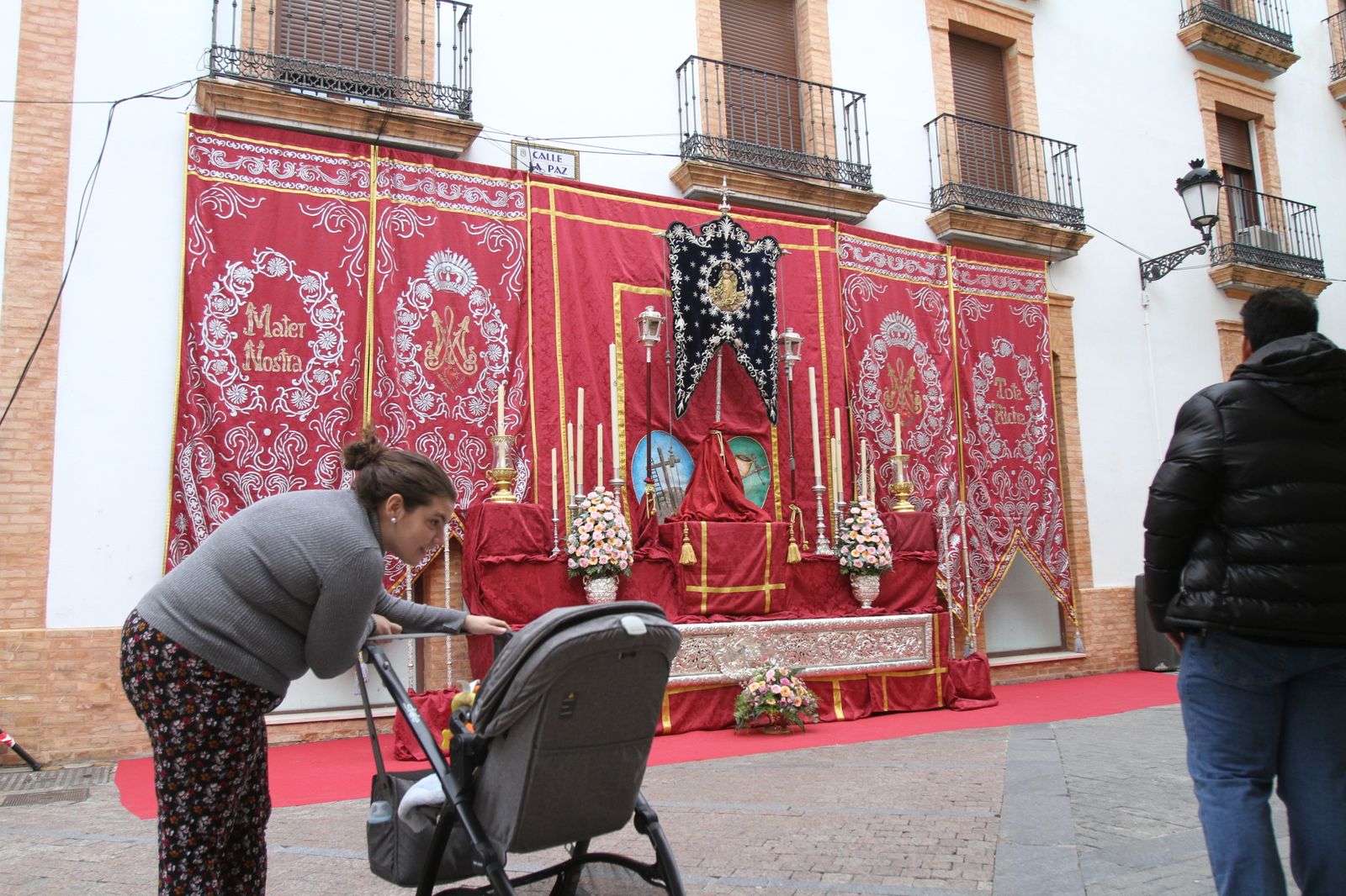 El centro se llena de altares para acoger la Magna  Rociera