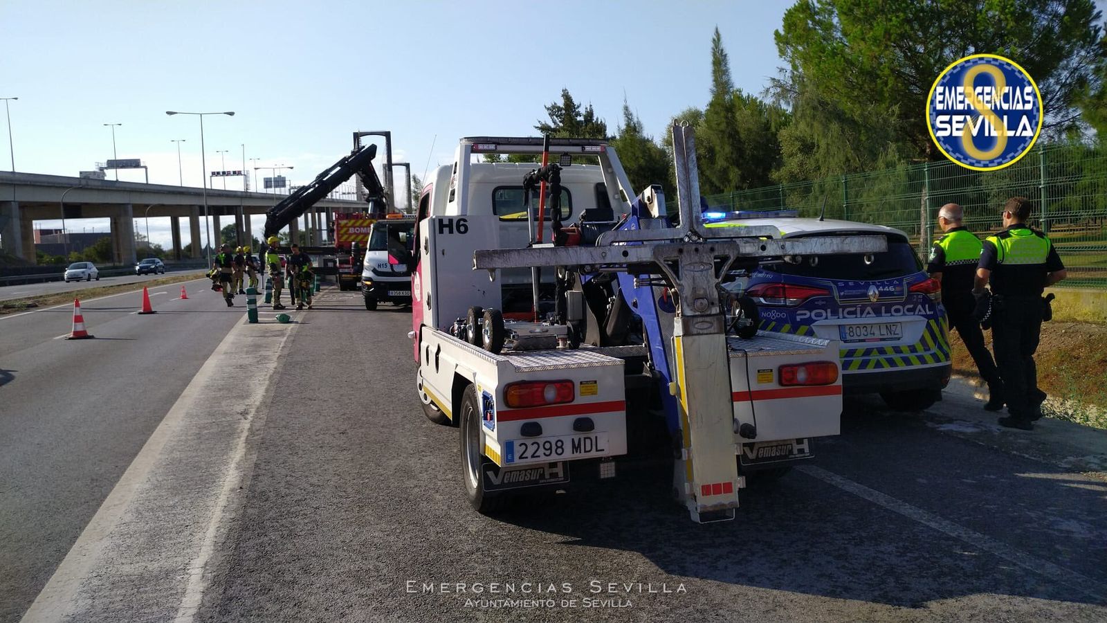 La grúa de los Bomberos en el lugar del accidente para retirar el turismo siniestrado.