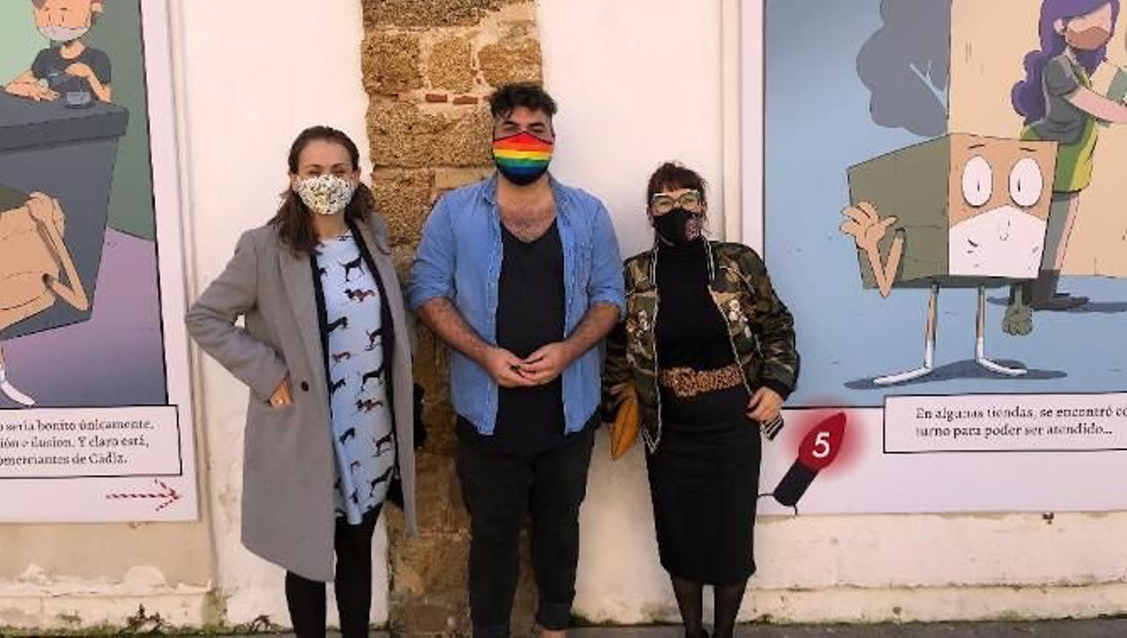 El ilustrador José Ramón Flores con Montemayor Mures y Beatriz Gandullo durante la inauguración de la exposición 'Un cuento de Navidad Gaditano. Grandes detalles del pequeño comercio', en el Mercado Central.